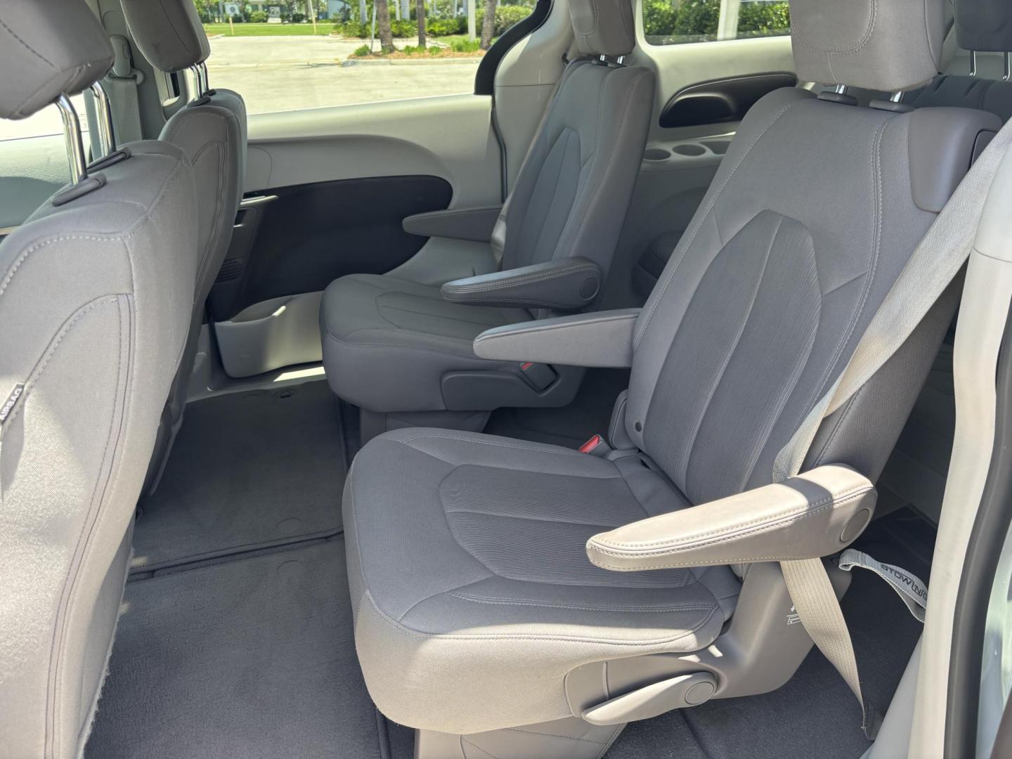 2021 WHITE /GRAY CLOTH Chrysler Voyager LX (2C4RC1CG5MR) with an 3.6L V6 DOHC 24V engine, 9A transmission, located at 11170 Summerlin Square Dr., Fort Myers Beach, FL, 33931, (239) 999-7777, 26.493546, -81.941628 - 1 Owner - Photo#15