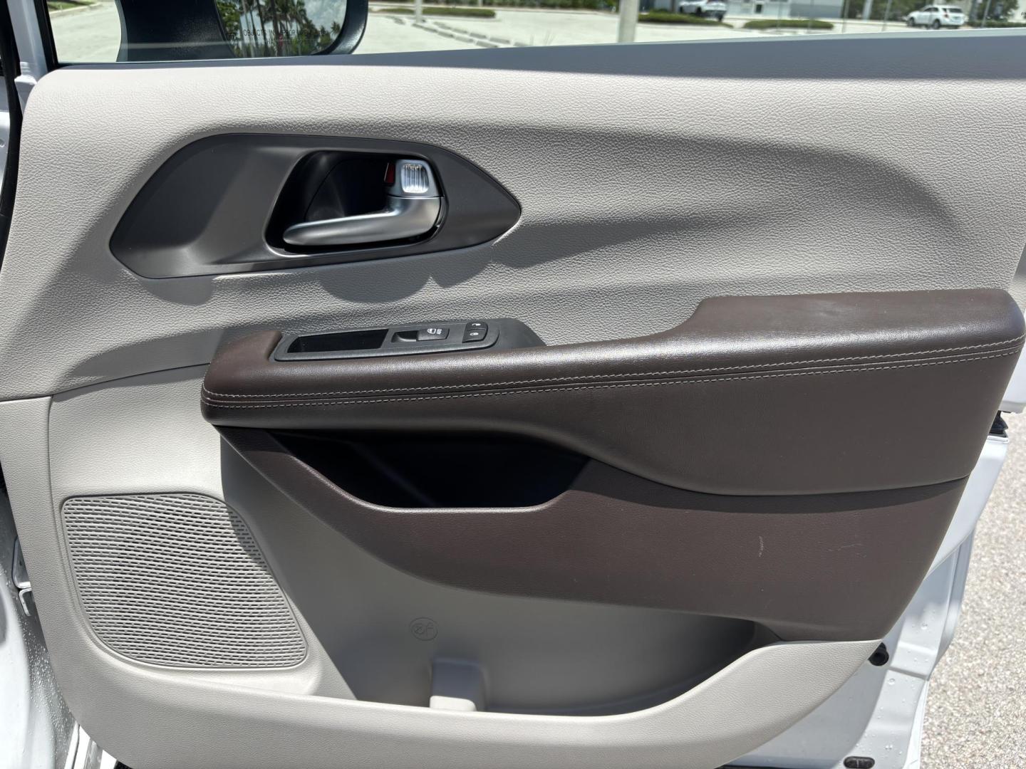 2021 WHITE /GRAY CLOTH Chrysler Voyager LX (2C4RC1CG5MR) with an 3.6L V6 DOHC 24V engine, 9A transmission, located at 11170 Summerlin Square Dr., Fort Myers Beach, FL, 33931, (239) 999-7777, 26.493546, -81.941628 - 1 Owner - Photo#38