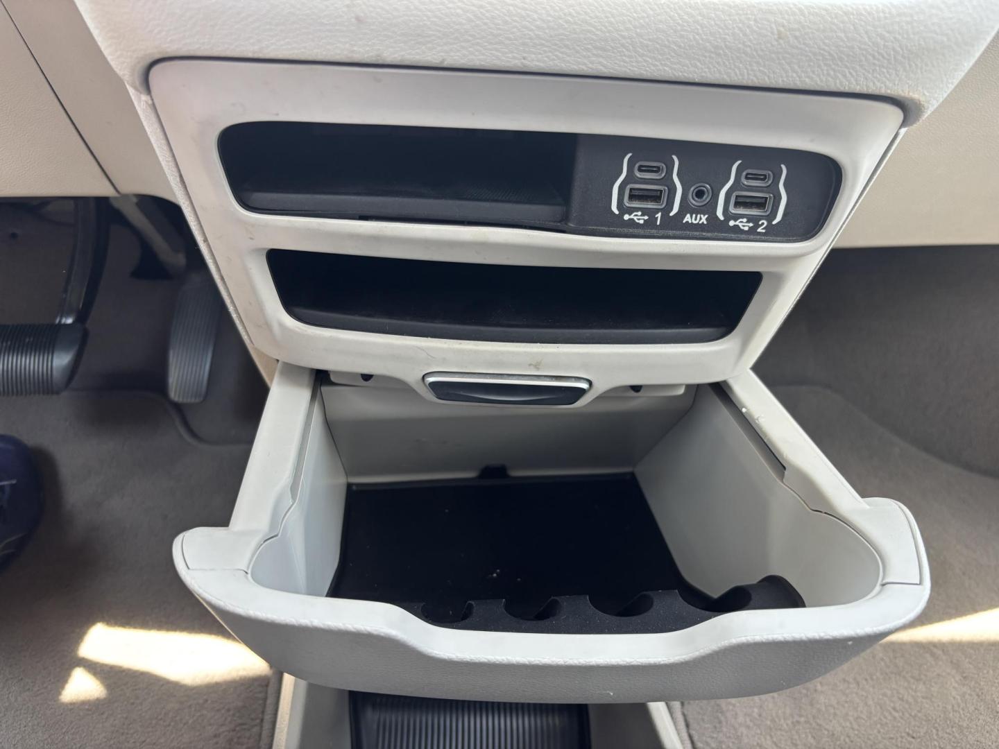 2021 WHITE /GRAY CLOTH Chrysler Voyager LX (2C4RC1CG5MR) with an 3.6L V6 DOHC 24V engine, 9A transmission, located at 11170 Summerlin Square Dr., Fort Myers Beach, FL, 33931, (239) 999-7777, 26.493546, -81.941628 - 1 Owner - Photo#34