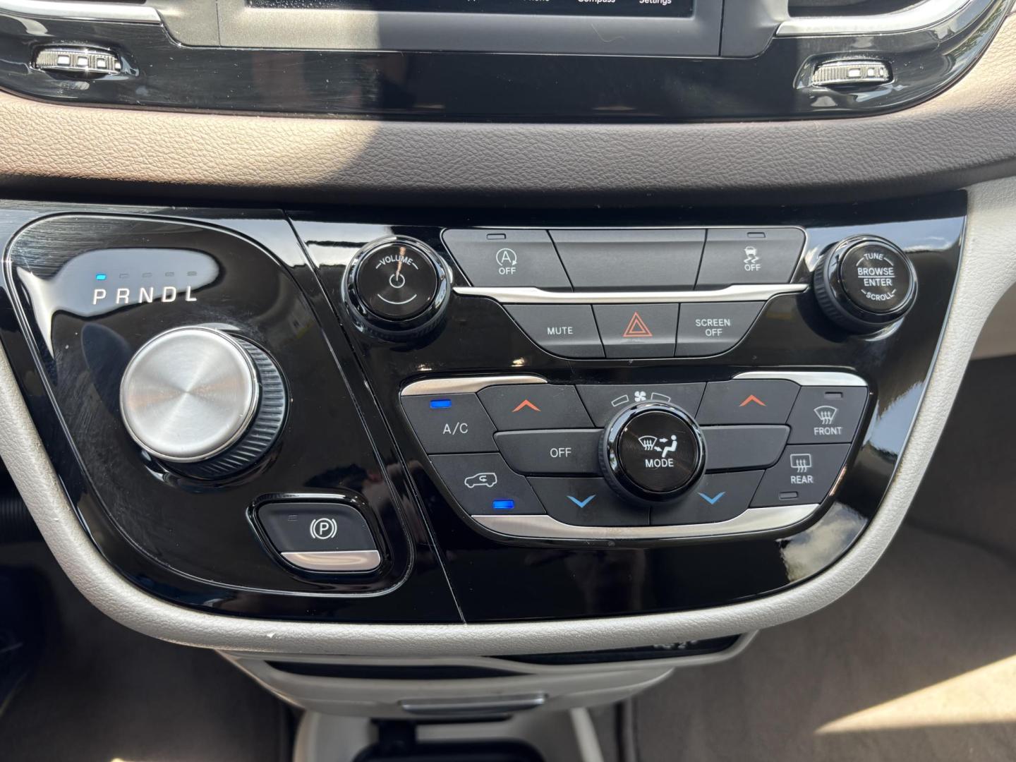 2021 WHITE /GRAY CLOTH Chrysler Voyager LX (2C4RC1CG5MR) with an 3.6L V6 DOHC 24V engine, 9A transmission, located at 11170 Summerlin Square Dr., Fort Myers Beach, FL, 33931, (239) 999-7777, 26.493546, -81.941628 - 1 Owner - Photo#32