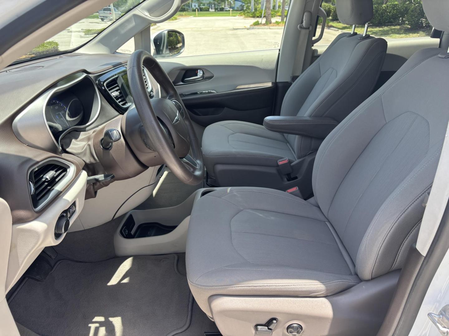 2021 WHITE /GRAY CLOTH Chrysler Voyager LX (2C4RC1CG5MR) with an 3.6L V6 DOHC 24V engine, 9A transmission, located at 11170 Summerlin Square Dr., Fort Myers Beach, FL, 33931, (239) 999-7777, 26.493546, -81.941628 - 1 Owner - Photo#10