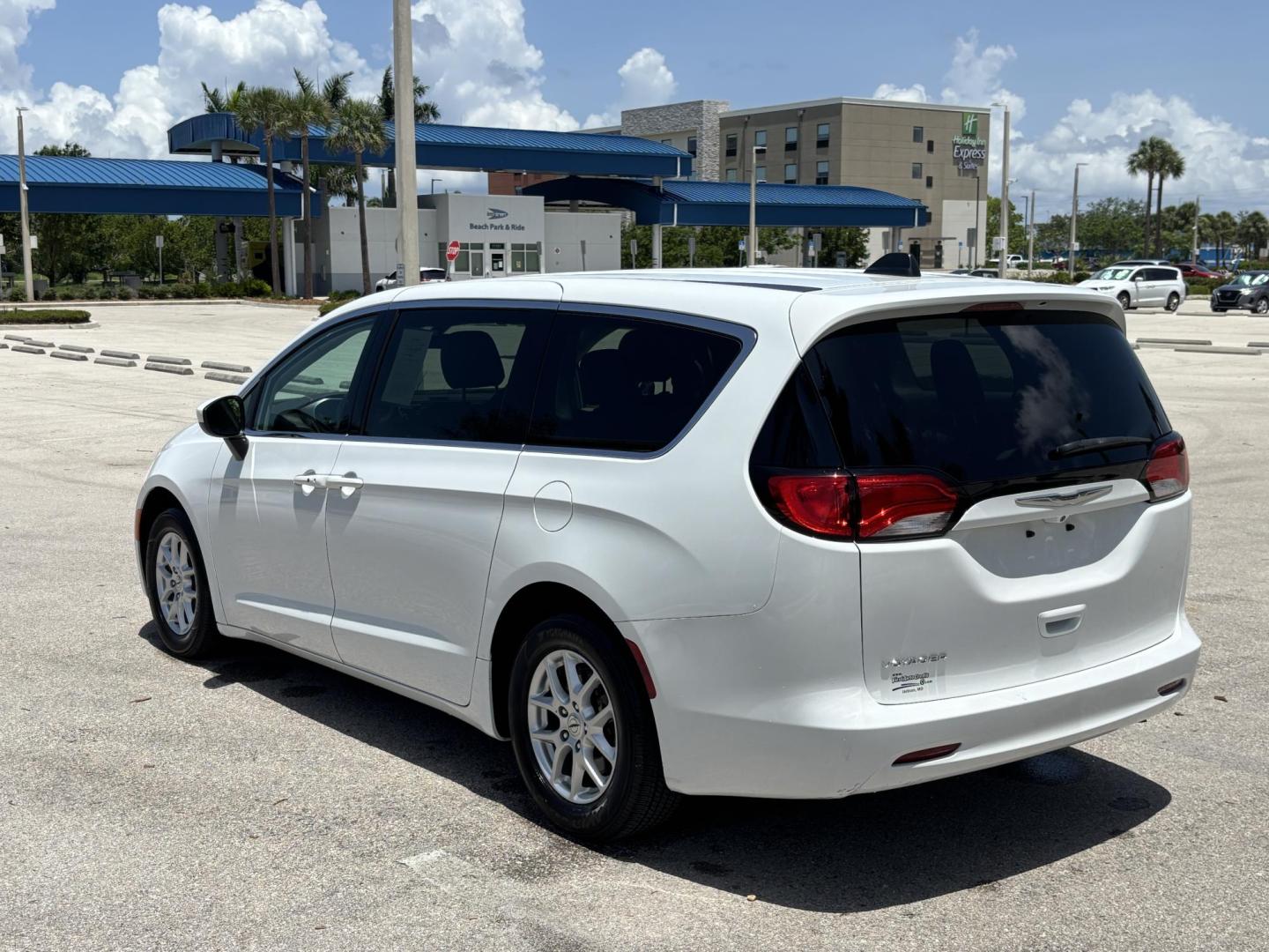 2021 WHITE /GRAY CLOTH Chrysler Voyager LX (2C4RC1CG5MR) with an 3.6L V6 DOHC 24V engine, 9A transmission, located at 11170 Summerlin Square Dr., Fort Myers Beach, FL, 33931, (239) 999-7777, 26.493546, -81.941628 - 1 Owner - Photo#4