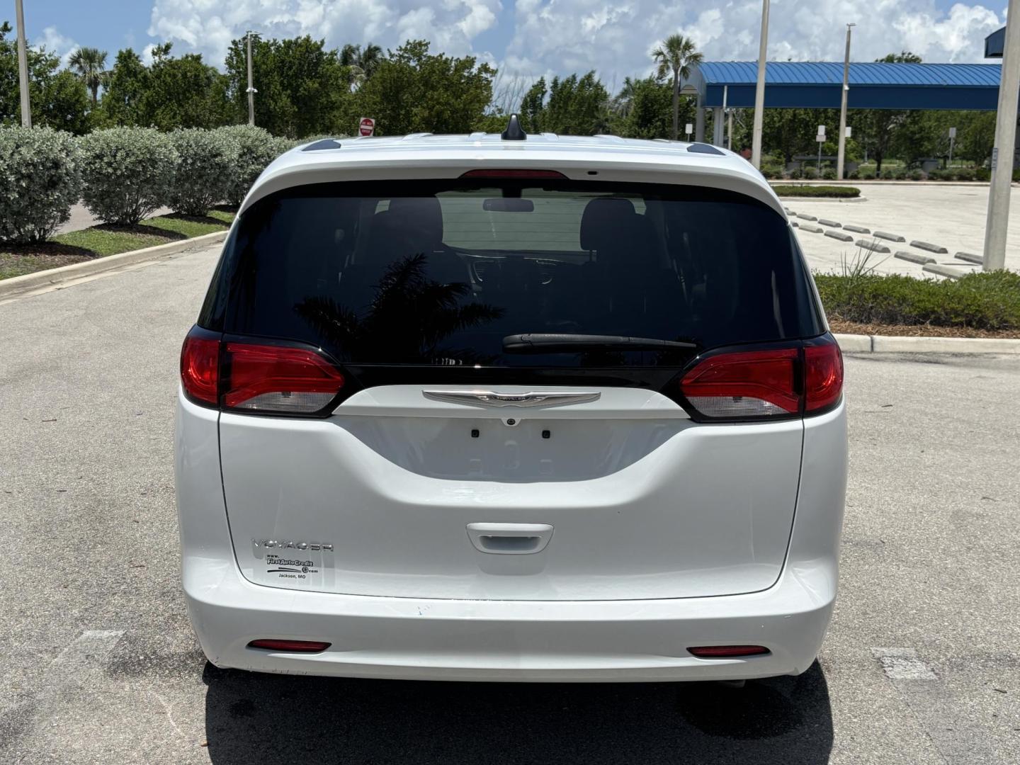 2021 WHITE /GRAY CLOTH Chrysler Voyager LX (2C4RC1CG5MR) with an 3.6L V6 DOHC 24V engine, 9A transmission, located at 11170 Summerlin Square Dr., Fort Myers Beach, FL, 33931, (239) 999-7777, 26.493546, -81.941628 - 1 Owner - Photo#5