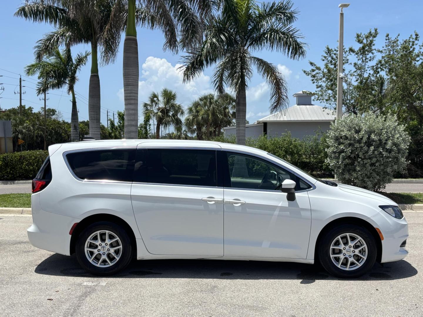 2021 WHITE /GRAY CLOTH Chrysler Voyager LX (2C4RC1CG5MR) with an 3.6L V6 DOHC 24V engine, 9A transmission, located at 11170 Summerlin Square Dr., Fort Myers Beach, FL, 33931, (239) 999-7777, 26.493546, -81.941628 - 1 Owner - Photo#3