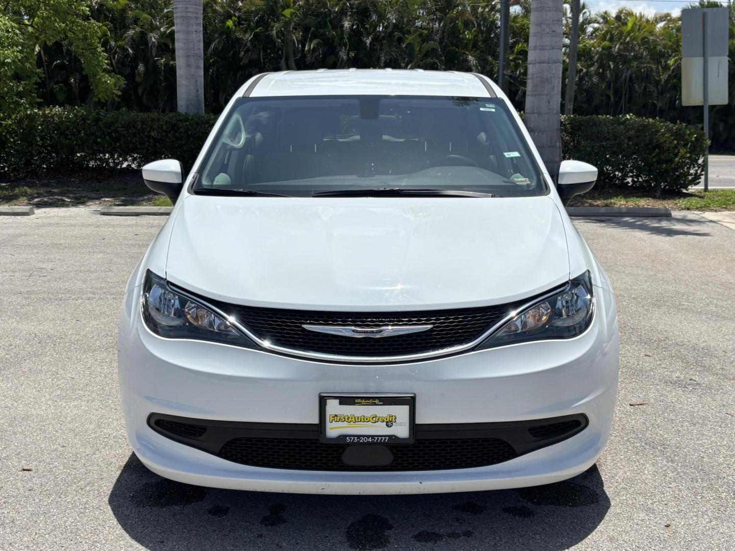 2021 WHITE /GRAY CLOTH Chrysler Voyager LX (2C4RC1CG5MR) with an 3.6L V6 DOHC 24V engine, 9A transmission, located at 11170 Summerlin Square Dr., Fort Myers Beach, FL, 33931, (239) 999-7777, 26.493546, -81.941628 - 1 Owner - Photo#1