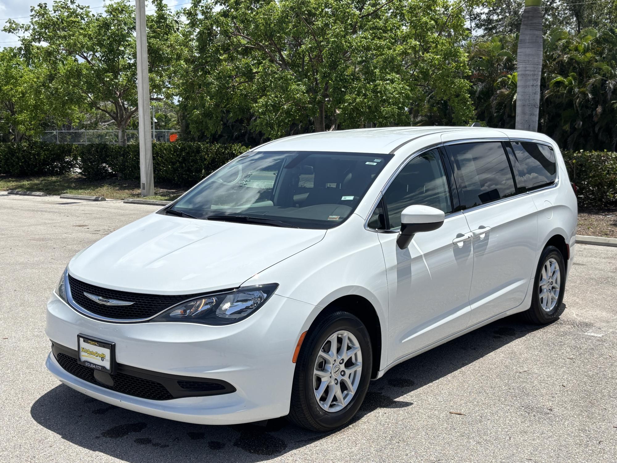 photo of 2021 Chrysler Voyager LX