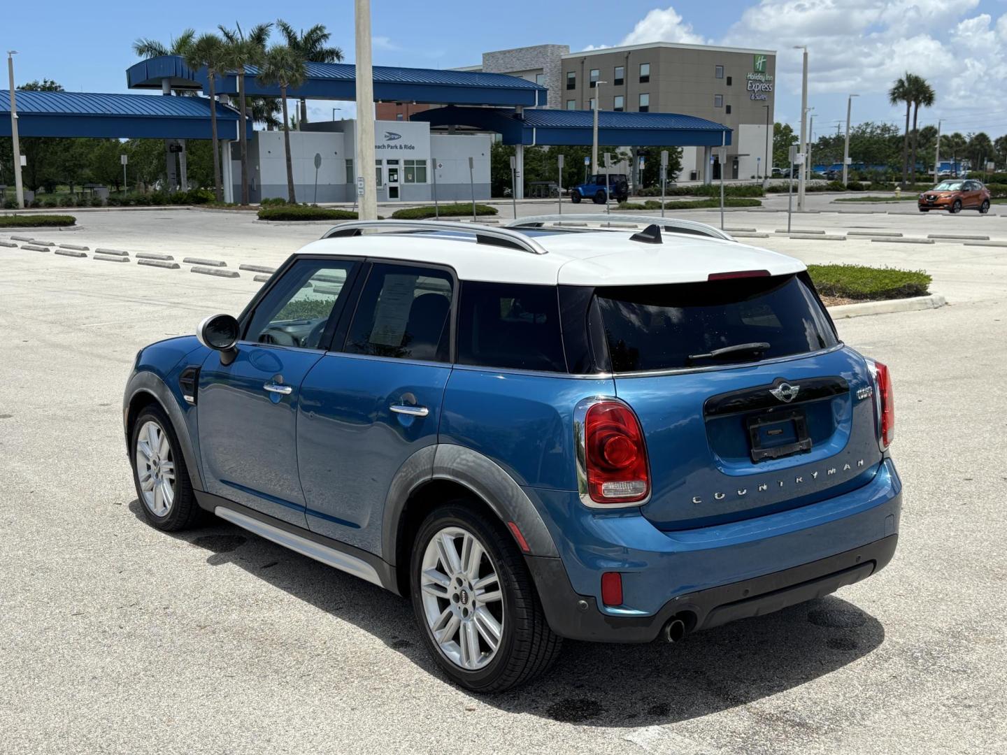 2017 BLUE /BLACK Mini Countryman Base (WMZYS7C38H3) with an 1.6L L4 DOHC 16V TURBO engine, located at 11170 Summerlin Square Dr., Fort Myers Beach, FL, 33931, (239) 999-7777, 26.493546, -81.941628 - 2 Owner No Damage No Accident Carfax Certified Prior Pre Owned Maintenance inspection completed Battery/charging system checked No-start/hard start condition checked - Photo#4