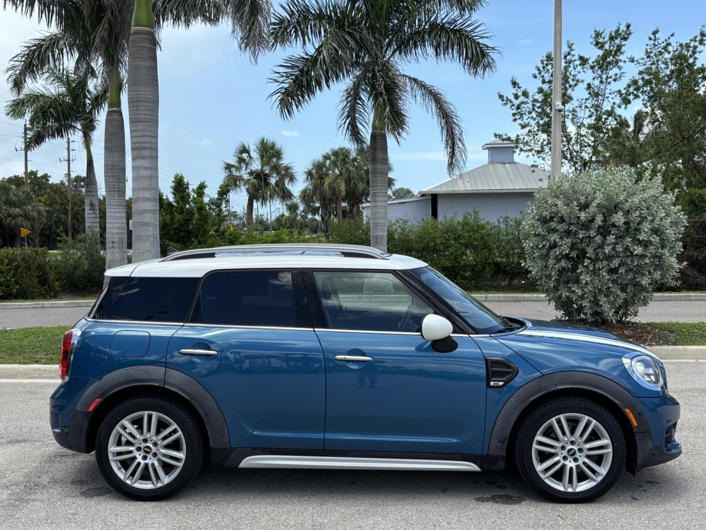 2017 BLUE /BLACK Mini Countryman Base (WMZYS7C38H3) with an 1.6L L4 DOHC 16V TURBO engine, located at 11170 Summerlin Square Dr., Fort Myers Beach, FL, 33931, (239) 999-7777, 26.493546, -81.941628 - 2 Owner No Damage No Accident Carfax Certified Prior Pre Owned Maintenance inspection completed Battery/charging system checked No-start/hard start condition checked - Photo#3