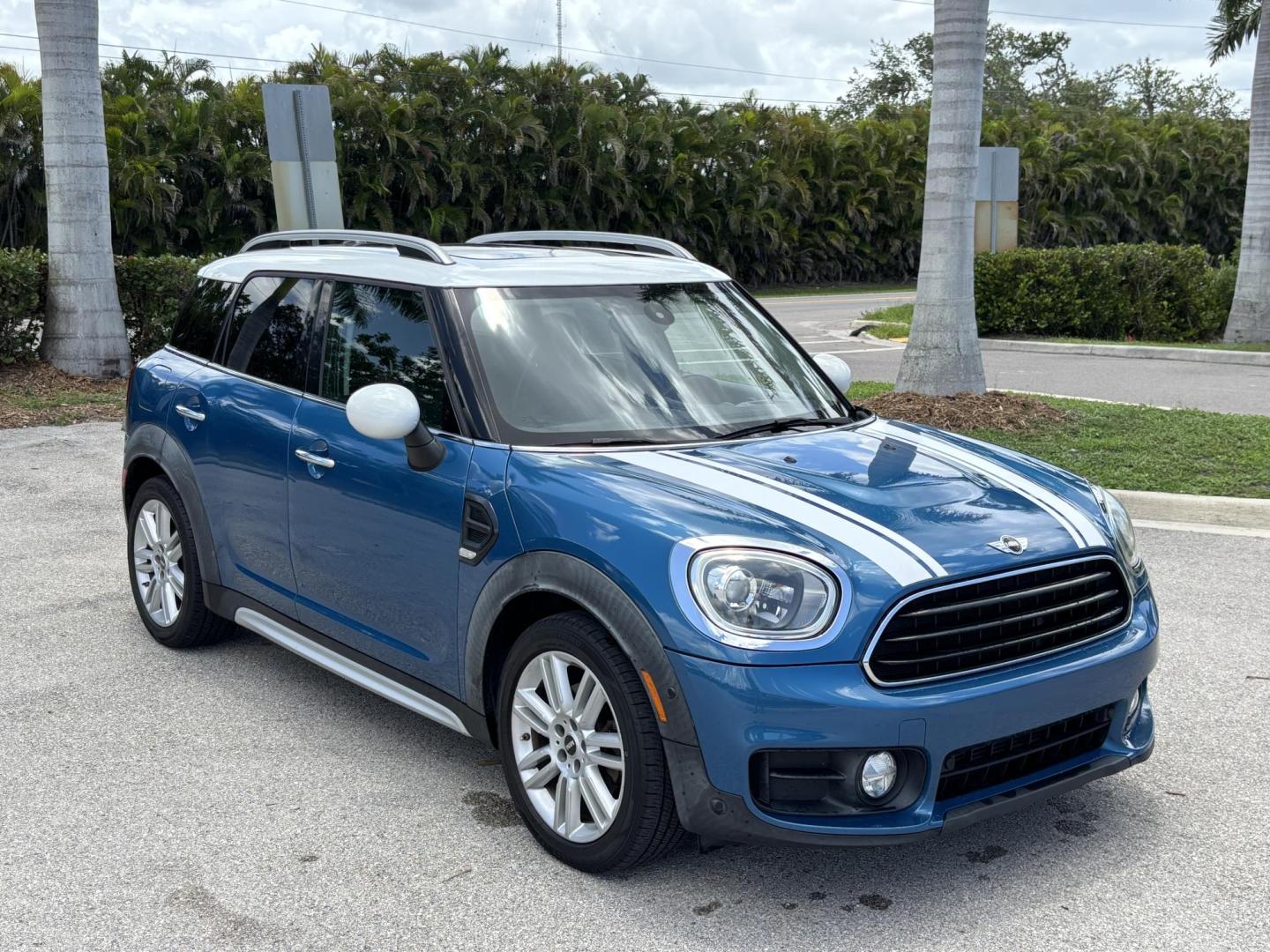 2017 BLUE /BLACK Mini Countryman Base (WMZYS7C38H3) with an 1.6L L4 DOHC 16V TURBO engine, located at 11170 Summerlin Square Dr., Fort Myers Beach, FL, 33931, (239) 999-7777, 26.493546, -81.941628 - 2 Owner No Damage No Accident Carfax Certified Prior Pre Owned Maintenance inspection completed Battery/charging system checked No-start/hard start condition checked - Photo#2