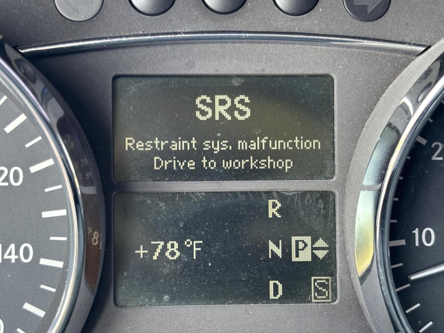 2006 SILVER /BLACK Mercedes-Benz R-Class R350 (4JGCB65E76A) with an 3.5L V6 DOHC 24V engine, 7-Speed Automatic Overdrive transmission, located at 11170 Summerlin Square Dr., Fort Myers Beach, FL, 33931, (239) 999-7777, 26.493546, -81.941628 - As Is - Photo#33