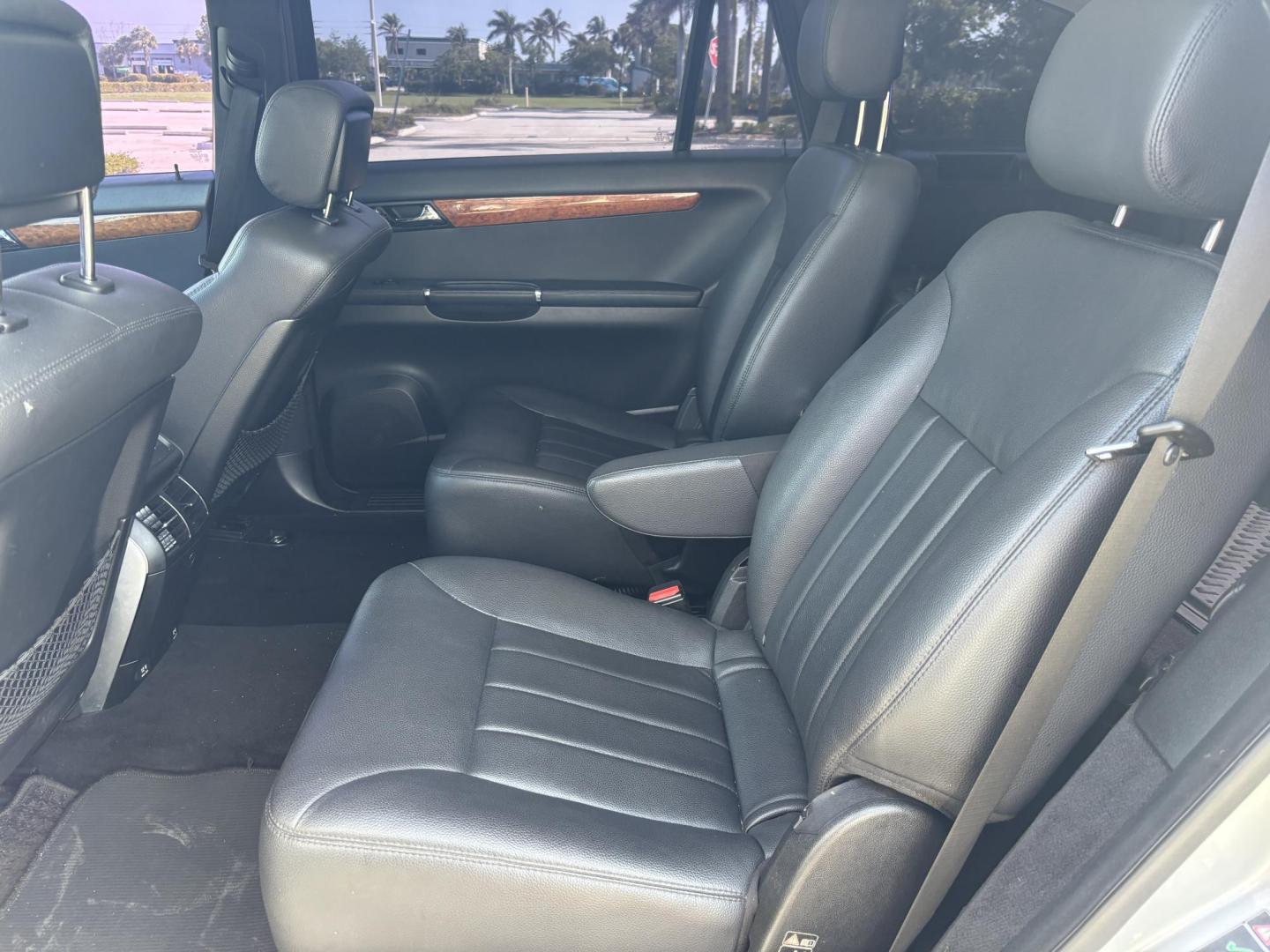 2006 SILVER /BLACK Mercedes-Benz R-Class R350 (4JGCB65E76A) with an 3.5L V6 DOHC 24V engine, 7-Speed Automatic Overdrive transmission, located at 11170 Summerlin Square Dr., Fort Myers Beach, FL, 33931, (239) 999-7777, 26.493546, -81.941628 - As Is - Photo#24