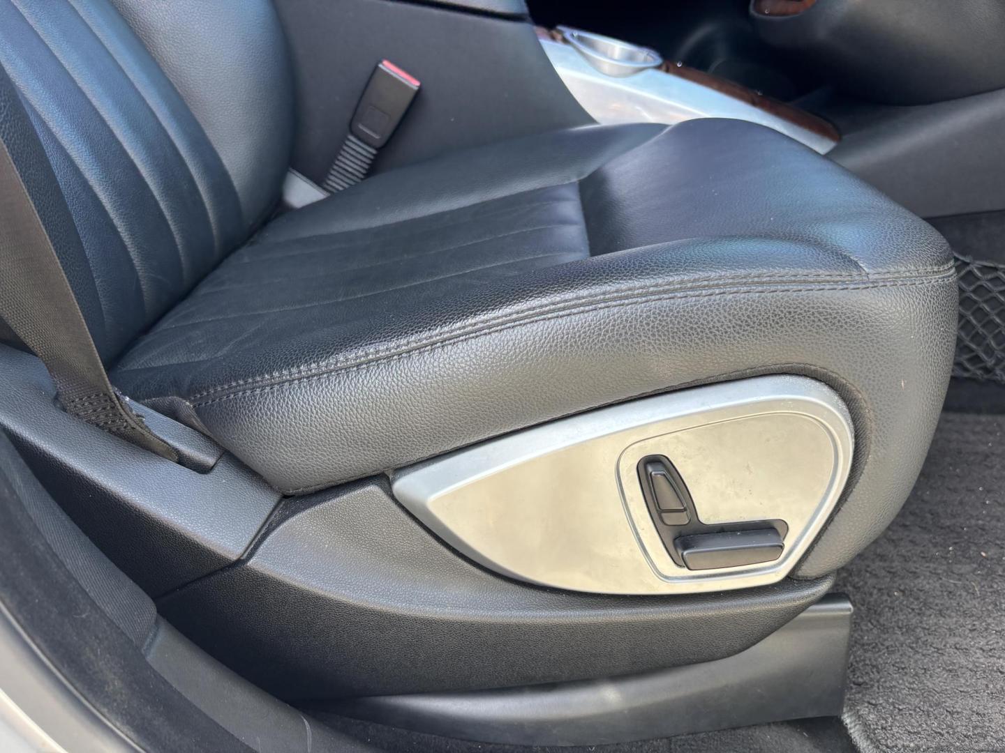 2006 SILVER /BLACK Mercedes-Benz R-Class R350 (4JGCB65E76A) with an 3.5L V6 DOHC 24V engine, 7-Speed Automatic Overdrive transmission, located at 11170 Summerlin Square Dr., Fort Myers Beach, FL, 33931, (239) 999-7777, 26.493546, -81.941628 - As Is - Photo#20