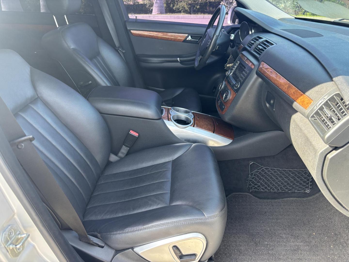 2006 SILVER /BLACK Mercedes-Benz R-Class R350 (4JGCB65E76A) with an 3.5L V6 DOHC 24V engine, 7-Speed Automatic Overdrive transmission, located at 11170 Summerlin Square Dr., Fort Myers Beach, FL, 33931, (239) 999-7777, 26.493546, -81.941628 - As Is - Photo#19