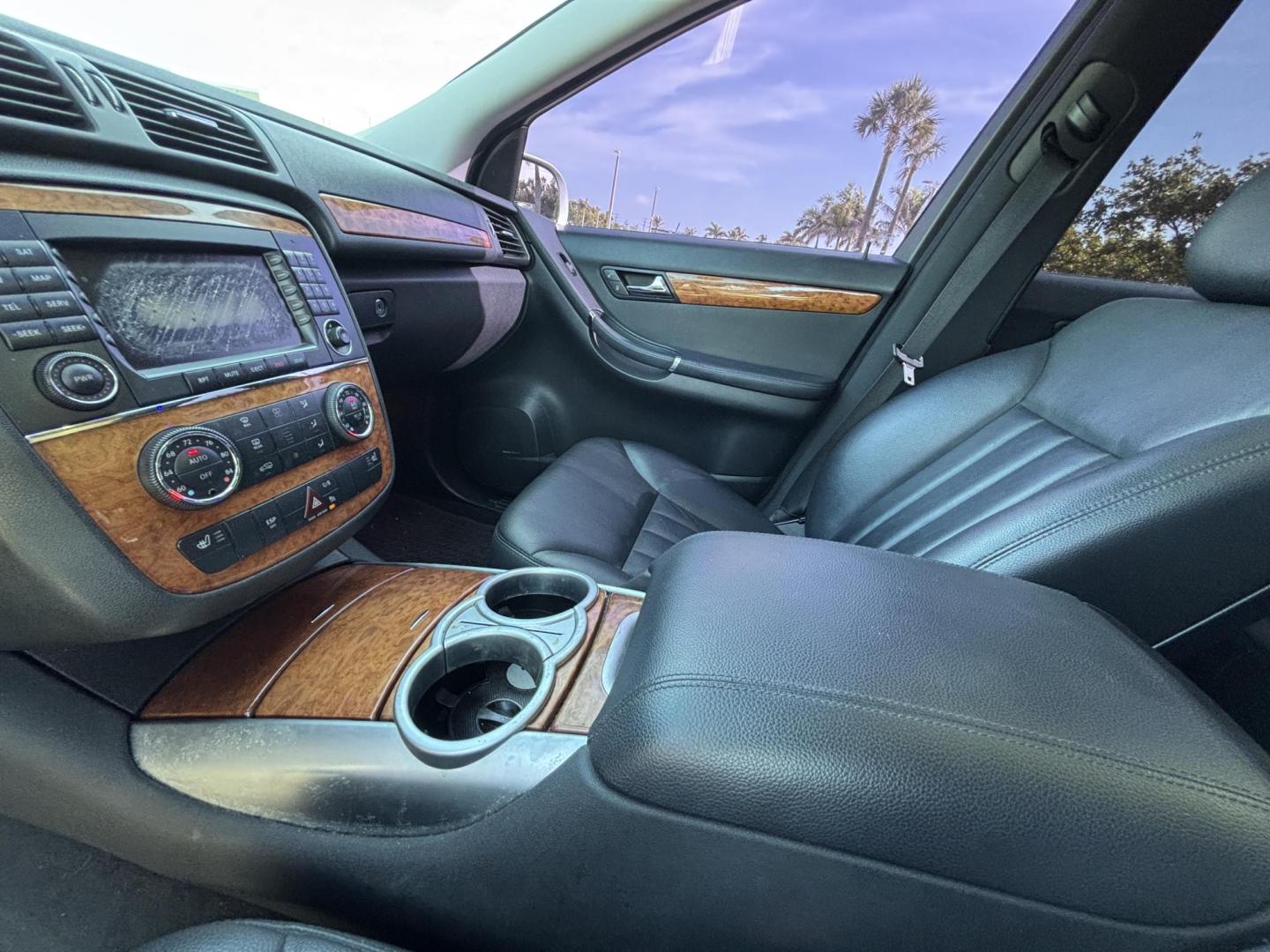 2006 SILVER /BLACK Mercedes-Benz R-Class R350 (4JGCB65E76A) with an 3.5L V6 DOHC 24V engine, 7-Speed Automatic Overdrive transmission, located at 11170 Summerlin Square Dr., Fort Myers Beach, FL, 33931, (239) 999-7777, 26.493546, -81.941628 - As Is - Photo#17