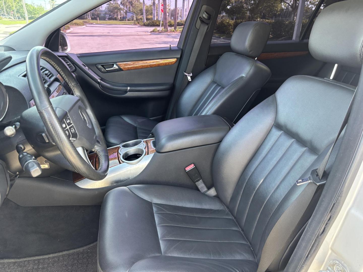 2006 SILVER /BLACK Mercedes-Benz R-Class R350 (4JGCB65E76A) with an 3.5L V6 DOHC 24V engine, 7-Speed Automatic Overdrive transmission, located at 11170 Summerlin Square Dr., Fort Myers Beach, FL, 33931, (239) 999-7777, 26.493546, -81.941628 - As Is - Photo#15