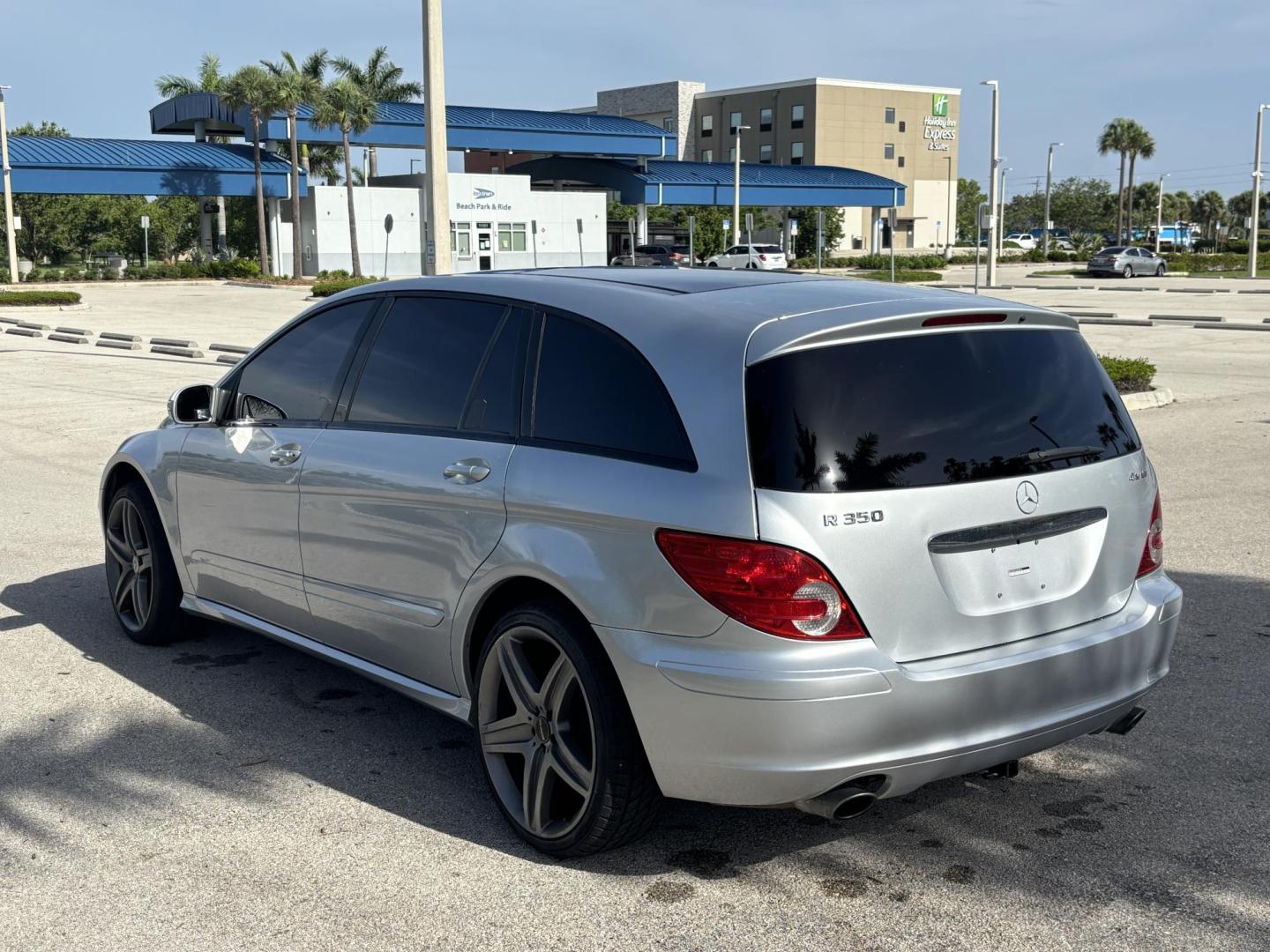 2006 SILVER /BLACK Mercedes-Benz R-Class R350 (4JGCB65E76A) with an 3.5L V6 DOHC 24V engine, 7-Speed Automatic Overdrive transmission, located at 11170 Summerlin Square Dr., Fort Myers Beach, FL, 33931, (239) 999-7777, 26.493546, -81.941628 - As Is - Photo#4
