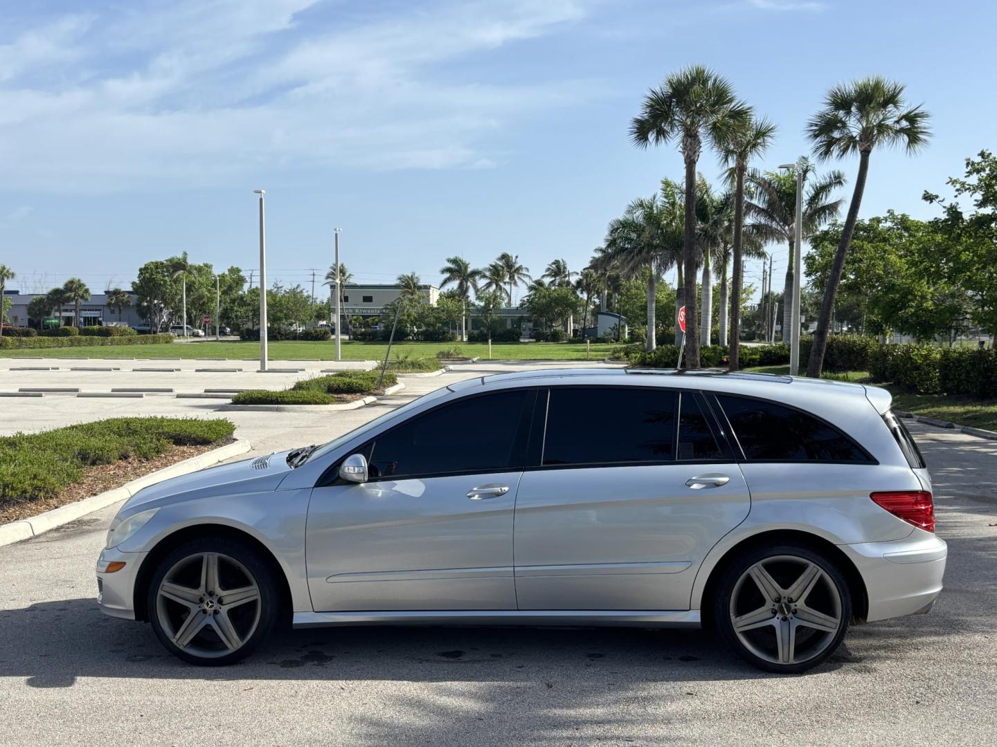 2006 SILVER /BLACK Mercedes-Benz R-Class R350 (4JGCB65E76A) with an 3.5L V6 DOHC 24V engine, 7-Speed Automatic Overdrive transmission, located at 11170 Summerlin Square Dr., Fort Myers Beach, FL, 33931, (239) 999-7777, 26.493546, -81.941628 - As Is - Photo#7