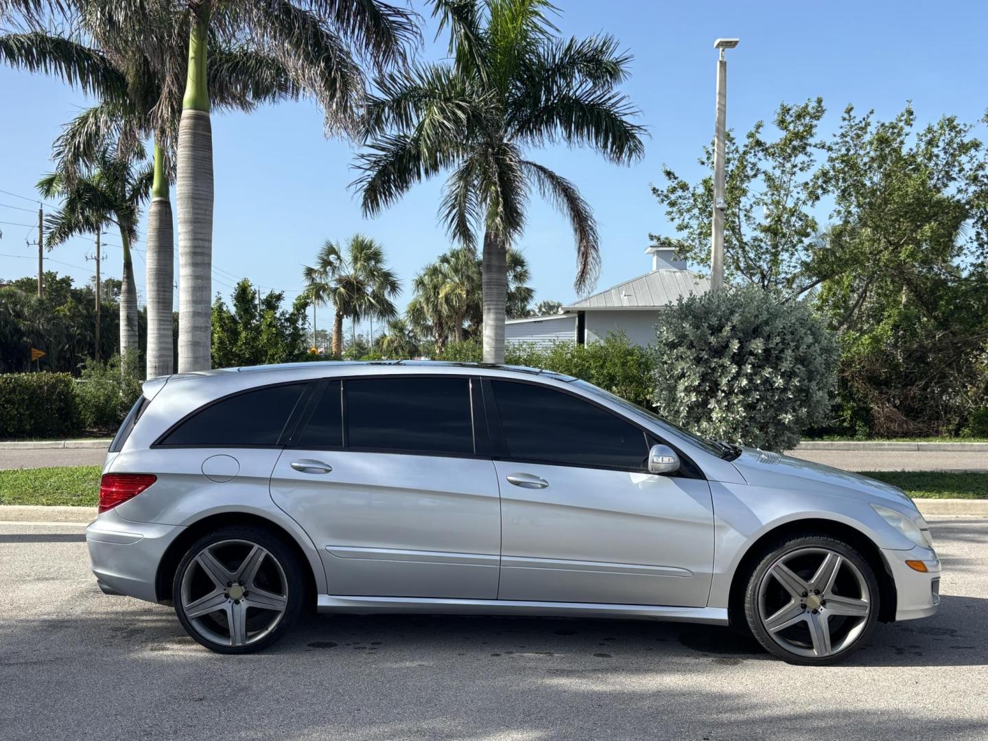 2006 SILVER /BLACK Mercedes-Benz R-Class R350 (4JGCB65E76A) with an 3.5L V6 DOHC 24V engine, 7-Speed Automatic Overdrive transmission, located at 11170 Summerlin Square Dr., Fort Myers Beach, FL, 33931, (239) 999-7777, 26.493546, -81.941628 - As Is - Photo#3