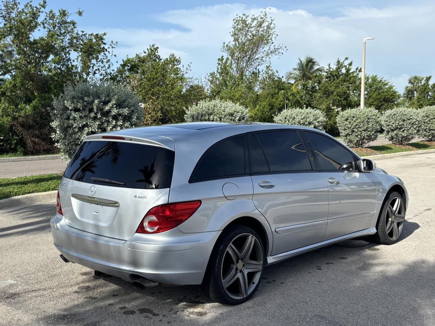 2006 SILVER /BLACK Mercedes-Benz R-Class R350 (4JGCB65E76A) with an 3.5L V6 DOHC 24V engine, 7-Speed Automatic Overdrive transmission, located at 11170 Summerlin Square Dr., Fort Myers Beach, FL, 33931, (239) 999-7777, 26.493546, -81.941628 - As Is - Photo#6