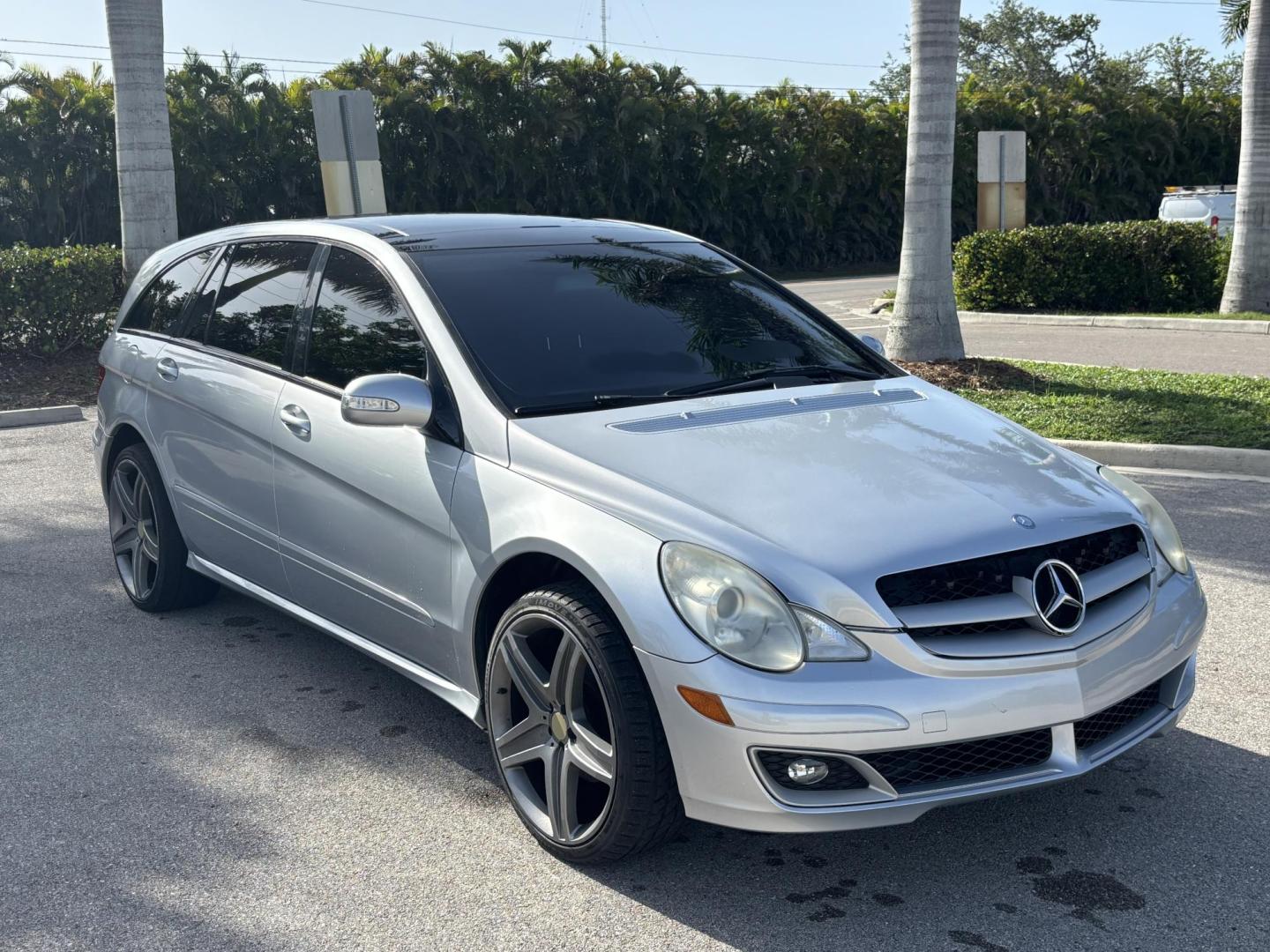 2006 SILVER /BLACK Mercedes-Benz R-Class R350 (4JGCB65E76A) with an 3.5L V6 DOHC 24V engine, 7-Speed Automatic Overdrive transmission, located at 11170 Summerlin Square Dr., Fort Myers Beach, FL, 33931, (239) 999-7777, 26.493546, -81.941628 - As Is - Photo#2