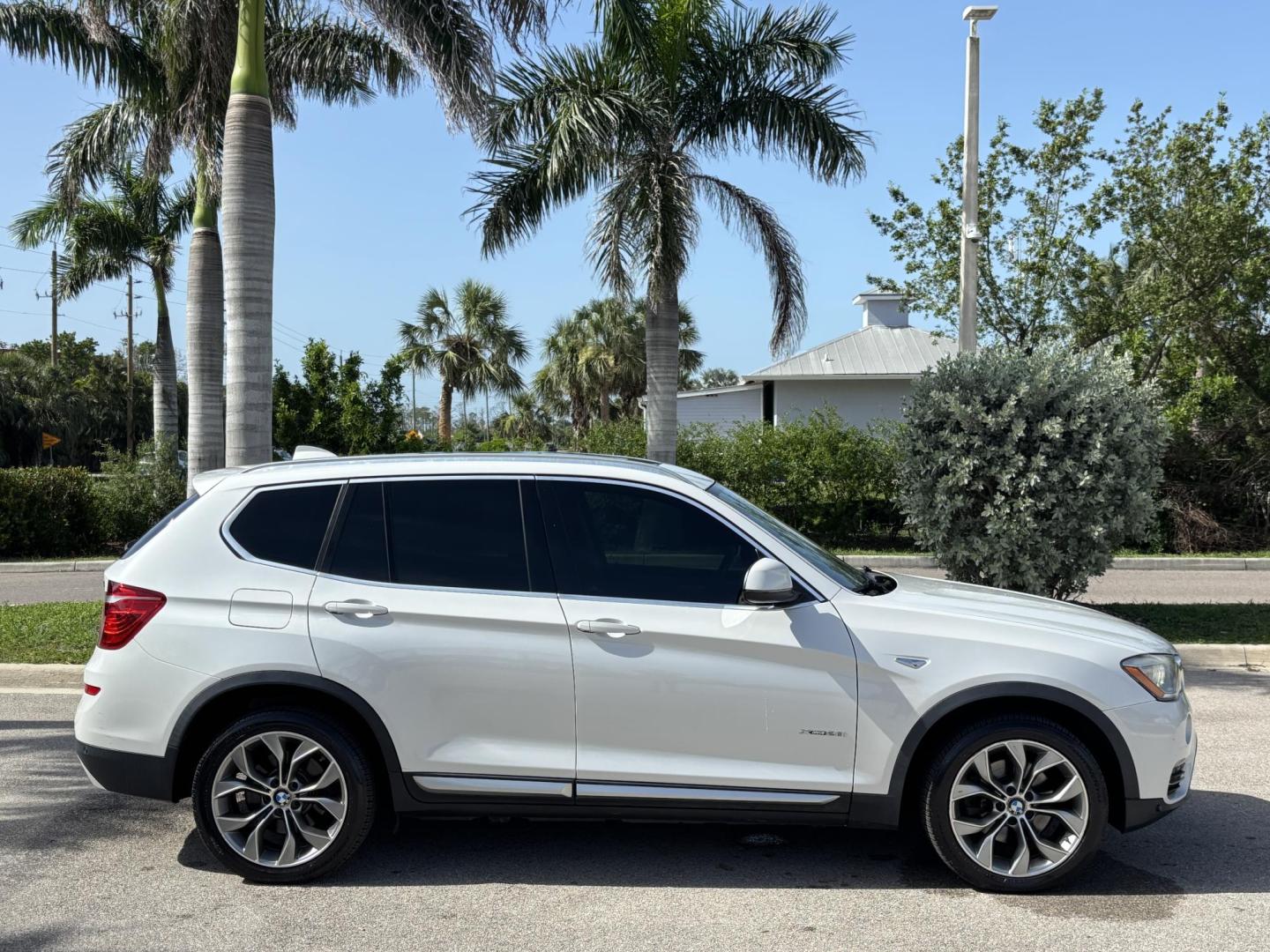2016 WHITE BMW X3 xDrive28i (5UXWX9C5XG0) with an 2.0L L4 DOHC 16V engine, 8-Speed Automatic transmission, located at 11170 Summerlin Square Dr., Fort Myers Beach, FL, 33931, (239) 999-7777, 26.493546, -81.941628 - Photo#3