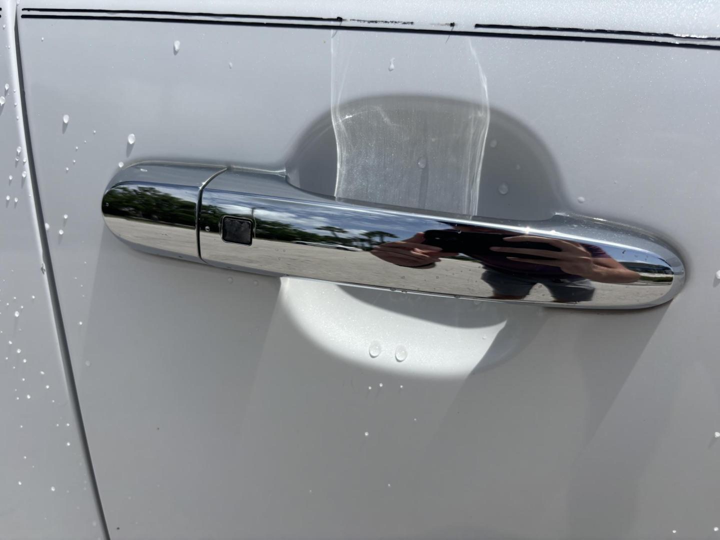 2014 WHITE /BLACK Kia Sorento SX V6 FWD (5XYKW4A72EG) with an 3.3L V6 DOHC 24V engine, 6-Speed Automatic transmission, located at 11170 Summerlin Square Dr., Fort Myers Beach, FL, 33931, (239) 999-7777, 26.493546, -81.941628 - Photo#40