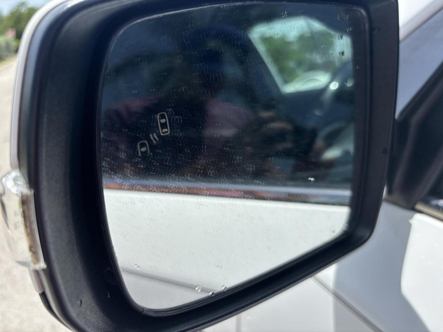 2014 WHITE /BLACK Kia Sorento SX V6 FWD (5XYKW4A72EG) with an 3.3L V6 DOHC 24V engine, 6-Speed Automatic transmission, located at 11170 Summerlin Square Dr., Fort Myers Beach, FL, 33931, (239) 999-7777, 26.493546, -81.941628 - Photo#39