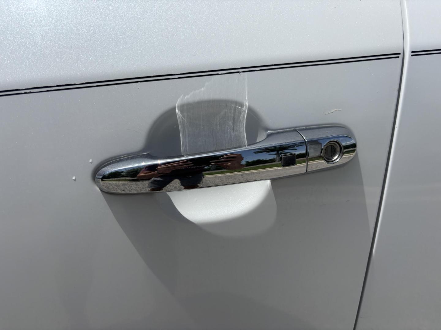 2014 WHITE /BLACK Kia Sorento SX V6 FWD (5XYKW4A72EG) with an 3.3L V6 DOHC 24V engine, 6-Speed Automatic transmission, located at 11170 Summerlin Square Dr., Fort Myers Beach, FL, 33931, (239) 999-7777, 26.493546, -81.941628 - Photo#41