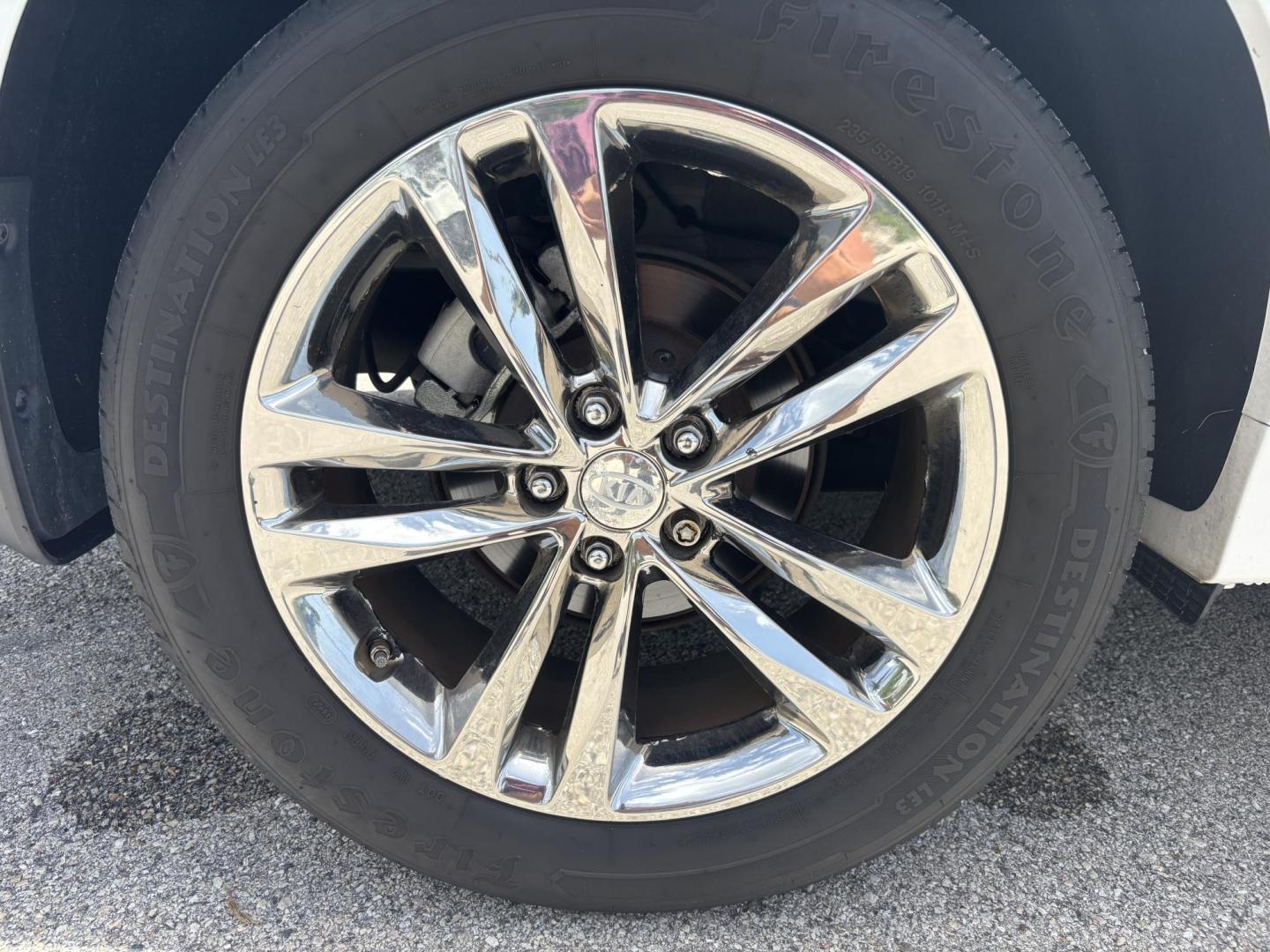 2014 WHITE /BLACK Kia Sorento SX V6 FWD (5XYKW4A72EG) with an 3.3L V6 DOHC 24V engine, 6-Speed Automatic transmission, located at 11170 Summerlin Square Dr., Fort Myers Beach, FL, 33931, (239) 999-7777, 26.493546, -81.941628 - Photo#46