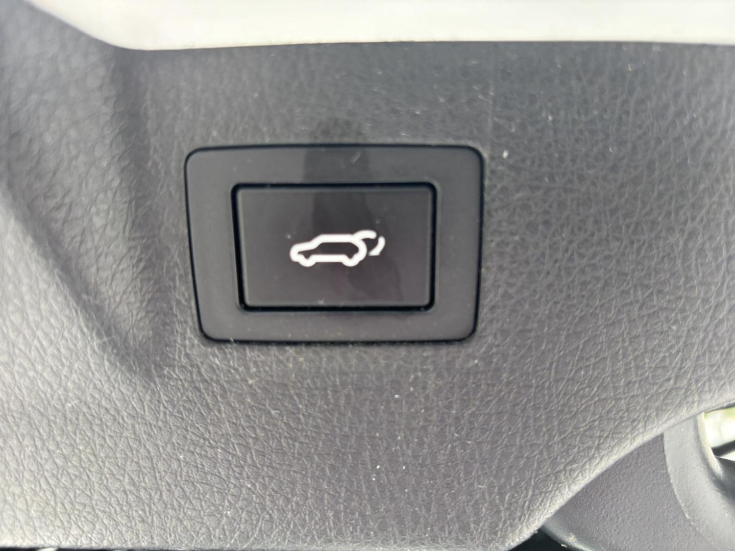 2014 WHITE /BLACK Kia Sorento SX V6 FWD (5XYKW4A72EG) with an 3.3L V6 DOHC 24V engine, 6-Speed Automatic transmission, located at 11170 Summerlin Square Dr., Fort Myers Beach, FL, 33931, (239) 999-7777, 26.493546, -81.941628 - Photo#43