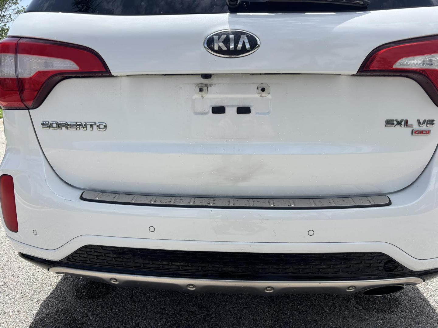 2014 WHITE /BLACK Kia Sorento SX V6 FWD (5XYKW4A72EG) with an 3.3L V6 DOHC 24V engine, 6-Speed Automatic transmission, located at 11170 Summerlin Square Dr., Fort Myers Beach, FL, 33931, (239) 999-7777, 26.493546, -81.941628 - Photo#42
