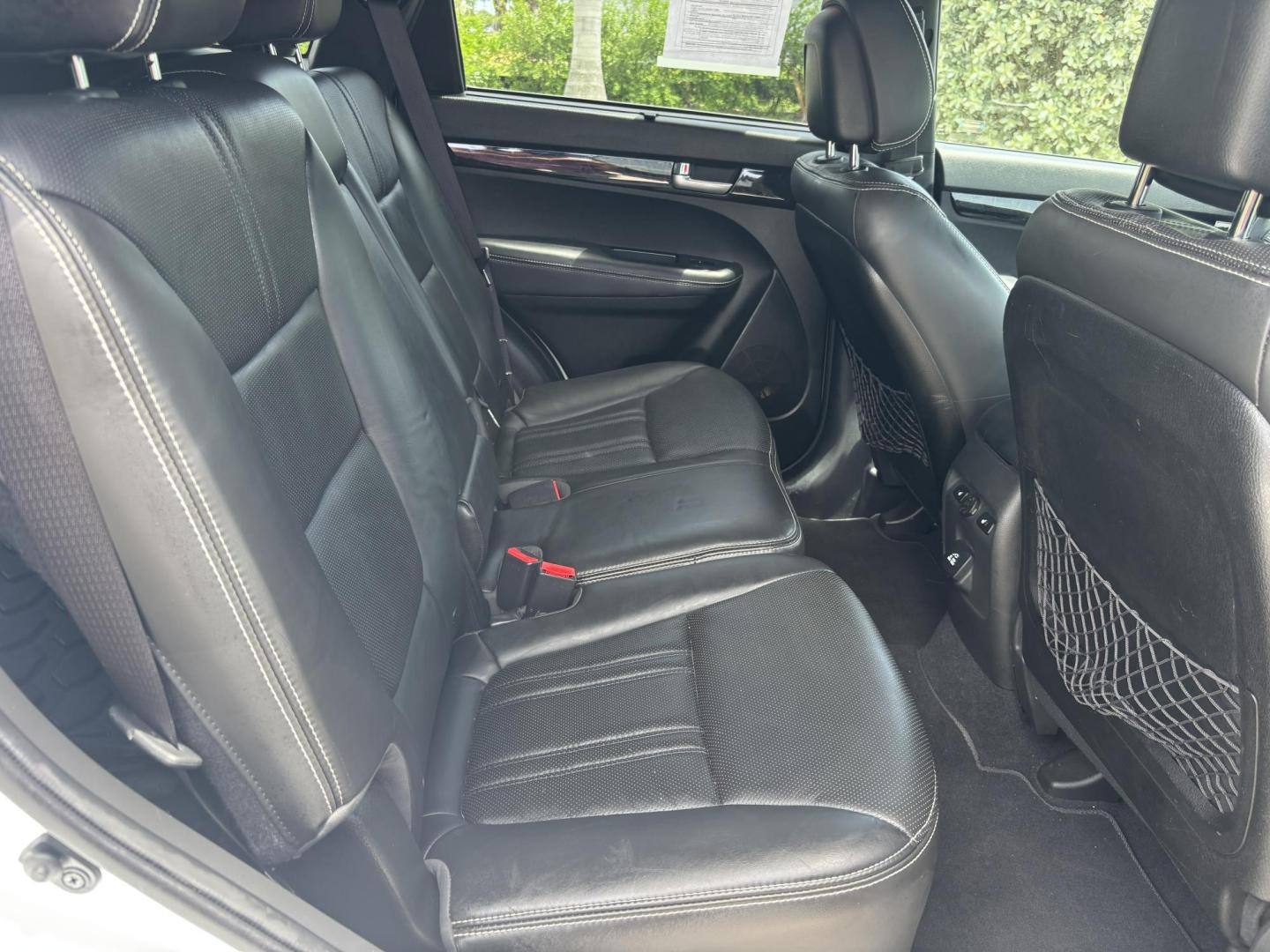 2014 WHITE /BLACK Kia Sorento SX V6 FWD (5XYKW4A72EG) with an 3.3L V6 DOHC 24V engine, 6-Speed Automatic transmission, located at 11170 Summerlin Square Dr., Fort Myers Beach, FL, 33931, (239) 999-7777, 26.493546, -81.941628 - Photo#27