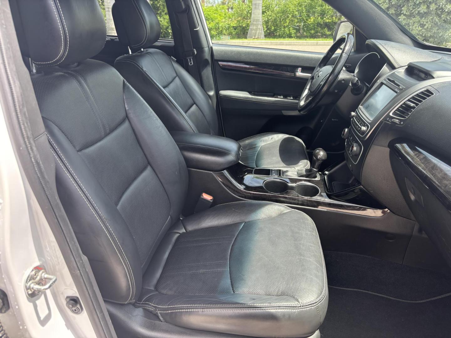 2014 WHITE /BLACK Kia Sorento SX V6 FWD (5XYKW4A72EG) with an 3.3L V6 DOHC 24V engine, 6-Speed Automatic transmission, located at 11170 Summerlin Square Dr., Fort Myers Beach, FL, 33931, (239) 999-7777, 26.493546, -81.941628 - Photo#19