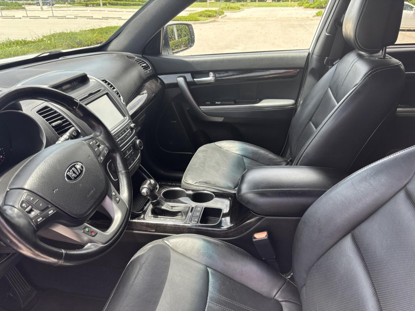 2014 WHITE /BLACK Kia Sorento SX V6 FWD (5XYKW4A72EG) with an 3.3L V6 DOHC 24V engine, 6-Speed Automatic transmission, located at 11170 Summerlin Square Dr., Fort Myers Beach, FL, 33931, (239) 999-7777, 26.493546, -81.941628 - Photo#12