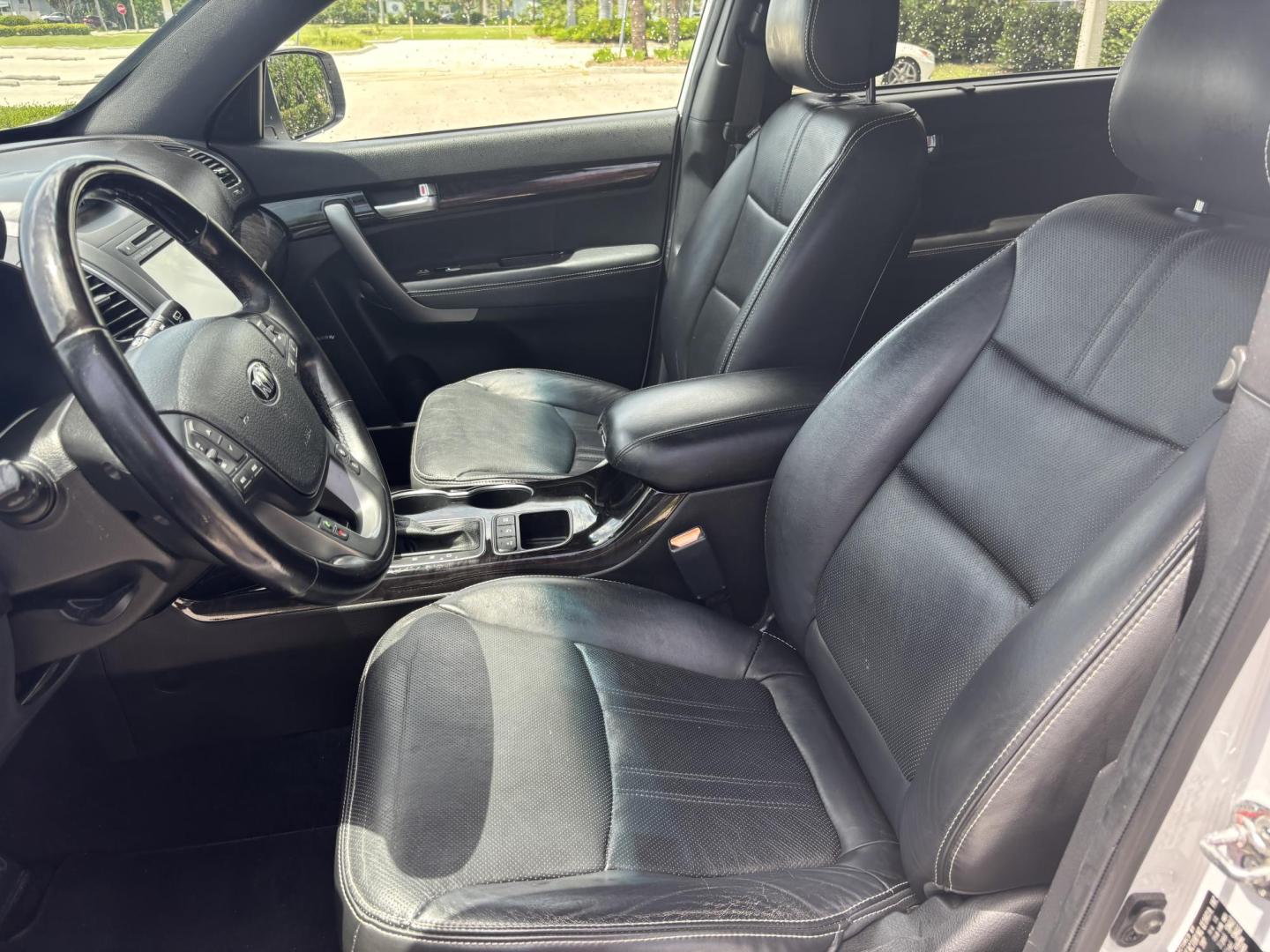 2014 WHITE /BLACK Kia Sorento SX V6 FWD (5XYKW4A72EG) with an 3.3L V6 DOHC 24V engine, 6-Speed Automatic transmission, located at 11170 Summerlin Square Dr., Fort Myers Beach, FL, 33931, (239) 999-7777, 26.493546, -81.941628 - Photo#10