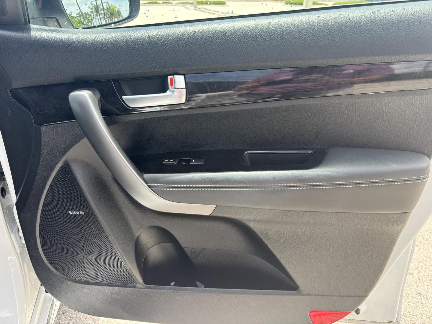 2014 WHITE /BLACK Kia Sorento SX V6 FWD (5XYKW4A72EG) with an 3.3L V6 DOHC 24V engine, 6-Speed Automatic transmission, located at 11170 Summerlin Square Dr., Fort Myers Beach, FL, 33931, (239) 999-7777, 26.493546, -81.941628 - Photo#37