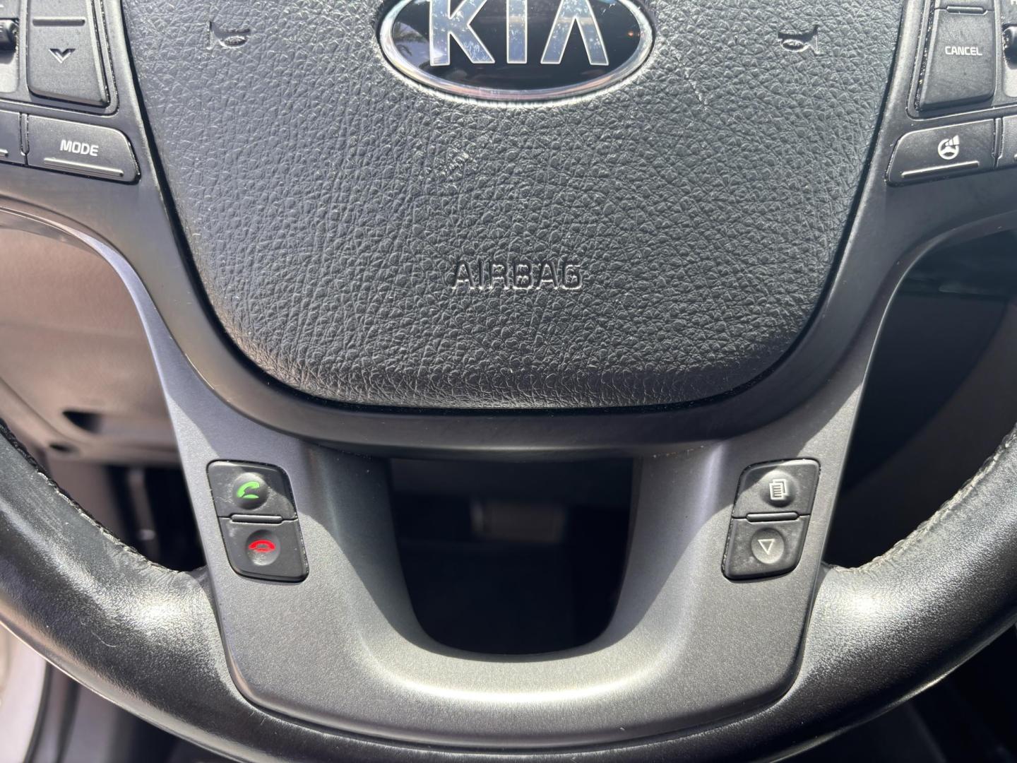 2014 WHITE /BLACK Kia Sorento SX V6 FWD (5XYKW4A72EG) with an 3.3L V6 DOHC 24V engine, 6-Speed Automatic transmission, located at 11170 Summerlin Square Dr., Fort Myers Beach, FL, 33931, (239) 999-7777, 26.493546, -81.941628 - Photo#30