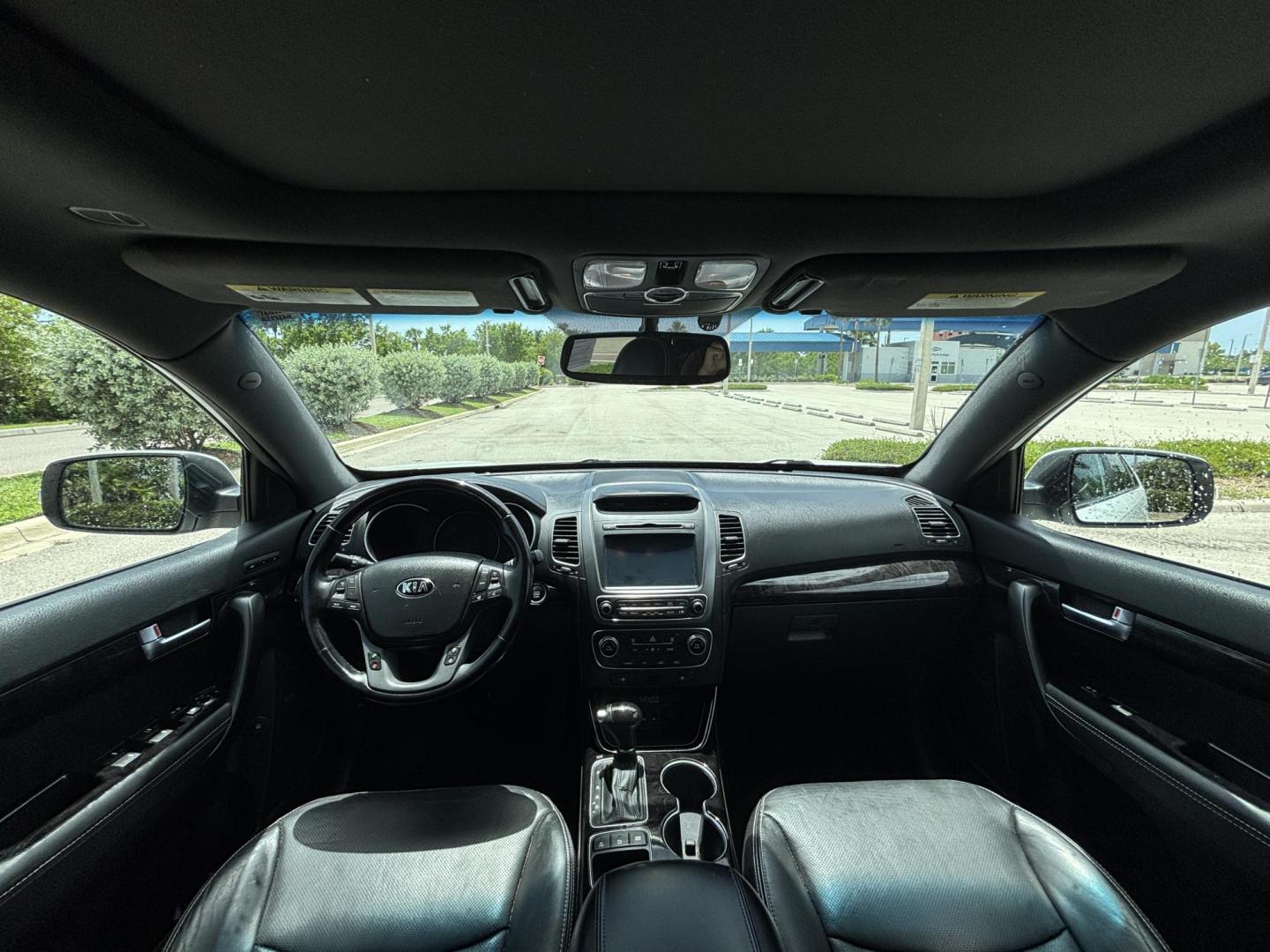 2014 WHITE /BLACK Kia Sorento SX V6 FWD (5XYKW4A72EG) with an 3.3L V6 DOHC 24V engine, 6-Speed Automatic transmission, located at 11170 Summerlin Square Dr., Fort Myers Beach, FL, 33931, (239) 999-7777, 26.493546, -81.941628 - Photo#8