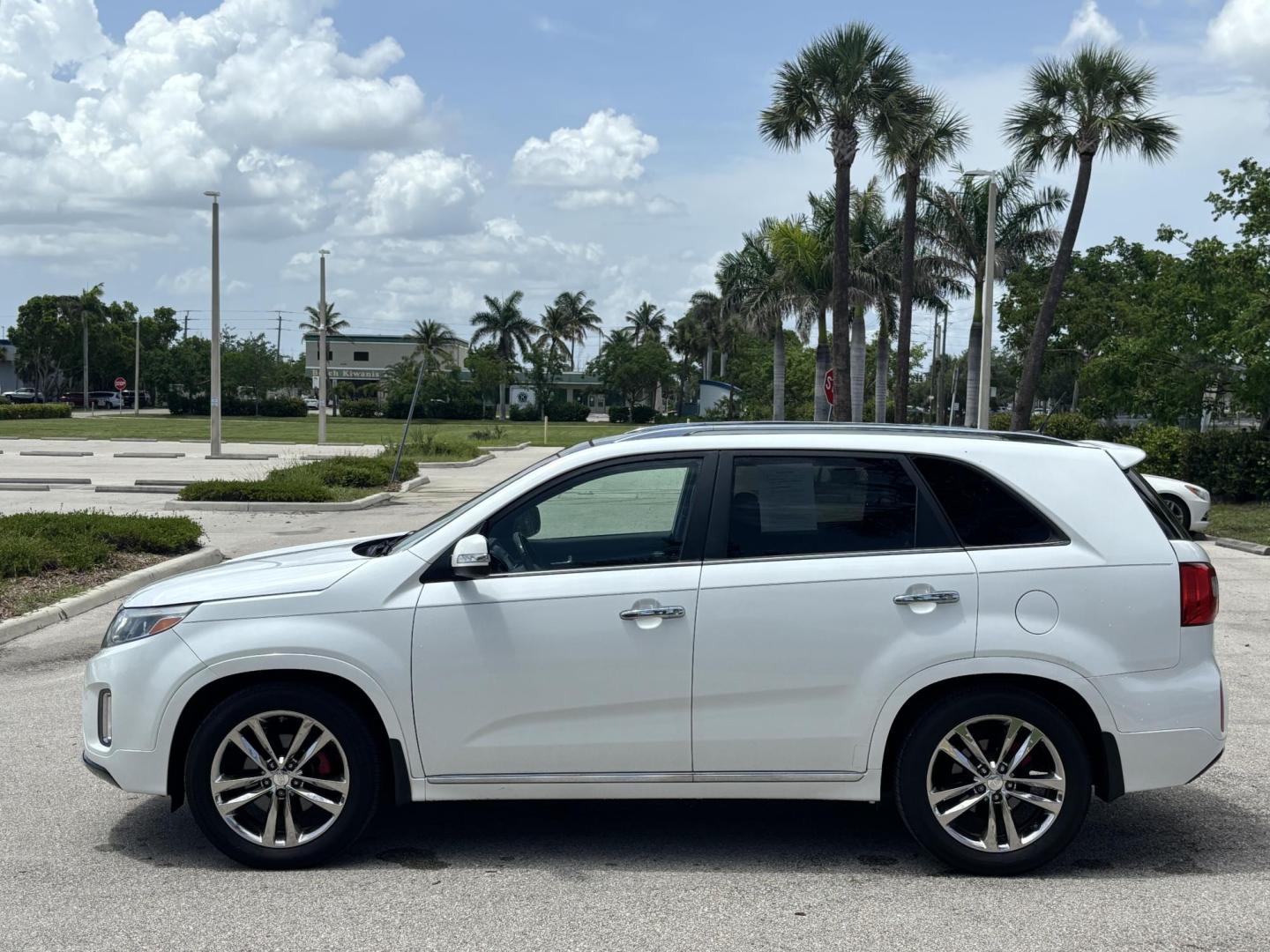2014 WHITE /BLACK Kia Sorento SX V6 FWD (5XYKW4A72EG) with an 3.3L V6 DOHC 24V engine, 6-Speed Automatic transmission, located at 11170 Summerlin Square Dr., Fort Myers Beach, FL, 33931, (239) 999-7777, 26.493546, -81.941628 - Photo#7