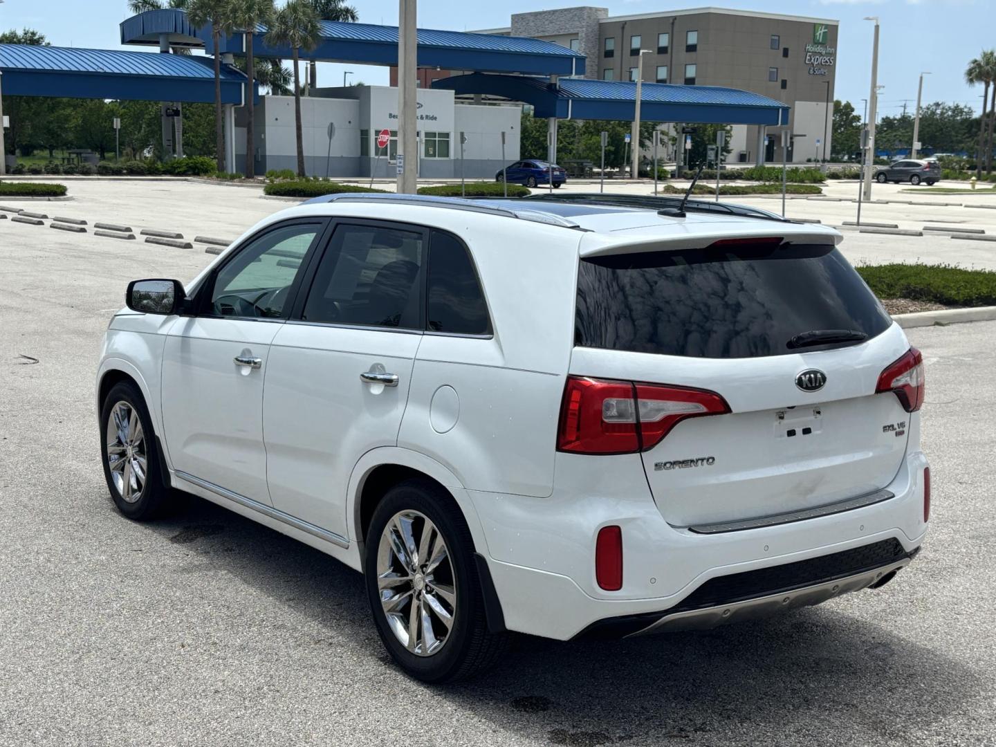 2014 WHITE /BLACK Kia Sorento SX V6 FWD (5XYKW4A72EG) with an 3.3L V6 DOHC 24V engine, 6-Speed Automatic transmission, located at 11170 Summerlin Square Dr., Fort Myers Beach, FL, 33931, (239) 999-7777, 26.493546, -81.941628 - Photo#4
