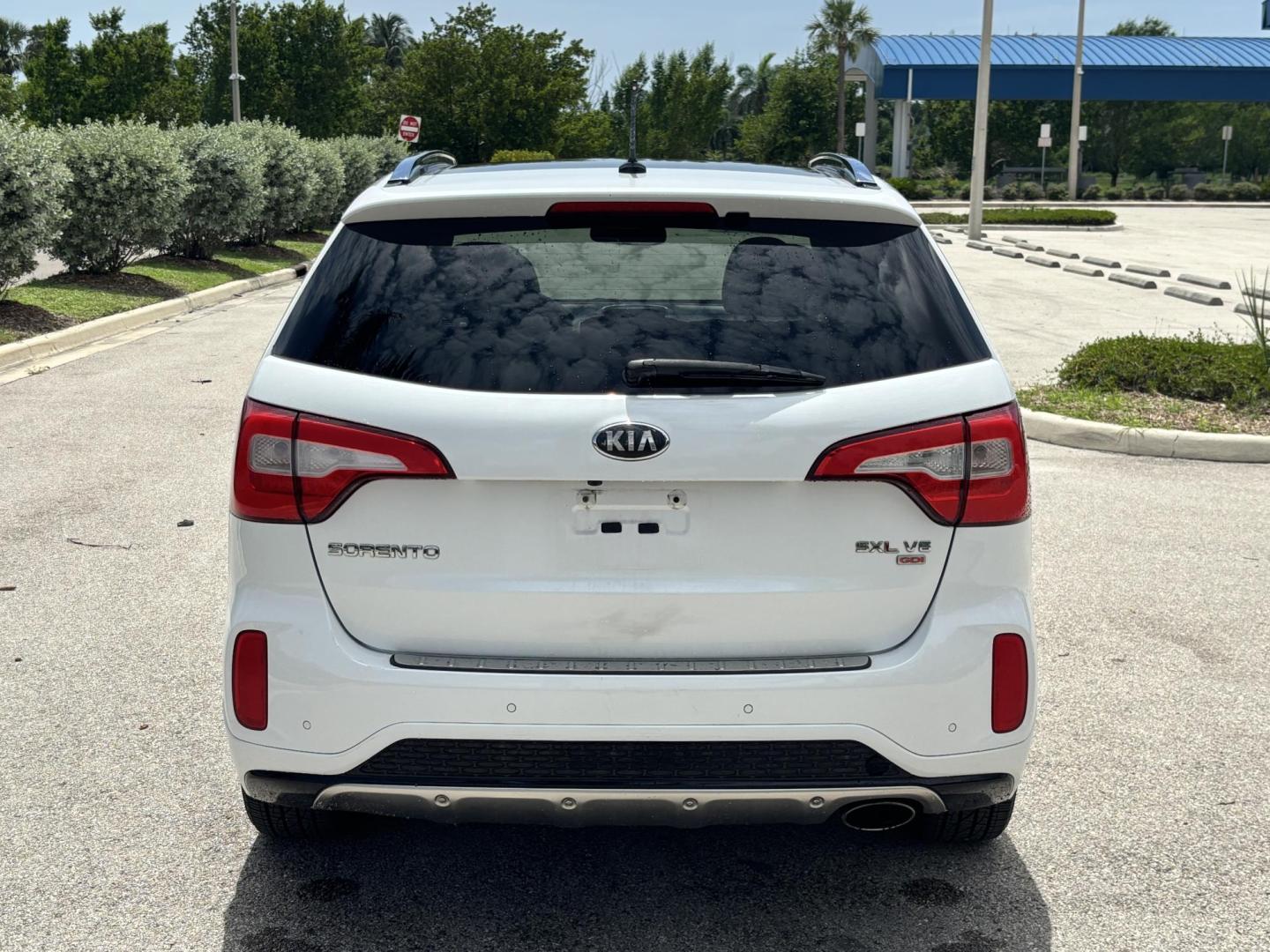 2014 WHITE /BLACK Kia Sorento SX V6 FWD (5XYKW4A72EG) with an 3.3L V6 DOHC 24V engine, 6-Speed Automatic transmission, located at 11170 Summerlin Square Dr., Fort Myers Beach, FL, 33931, (239) 999-7777, 26.493546, -81.941628 - Photo#5