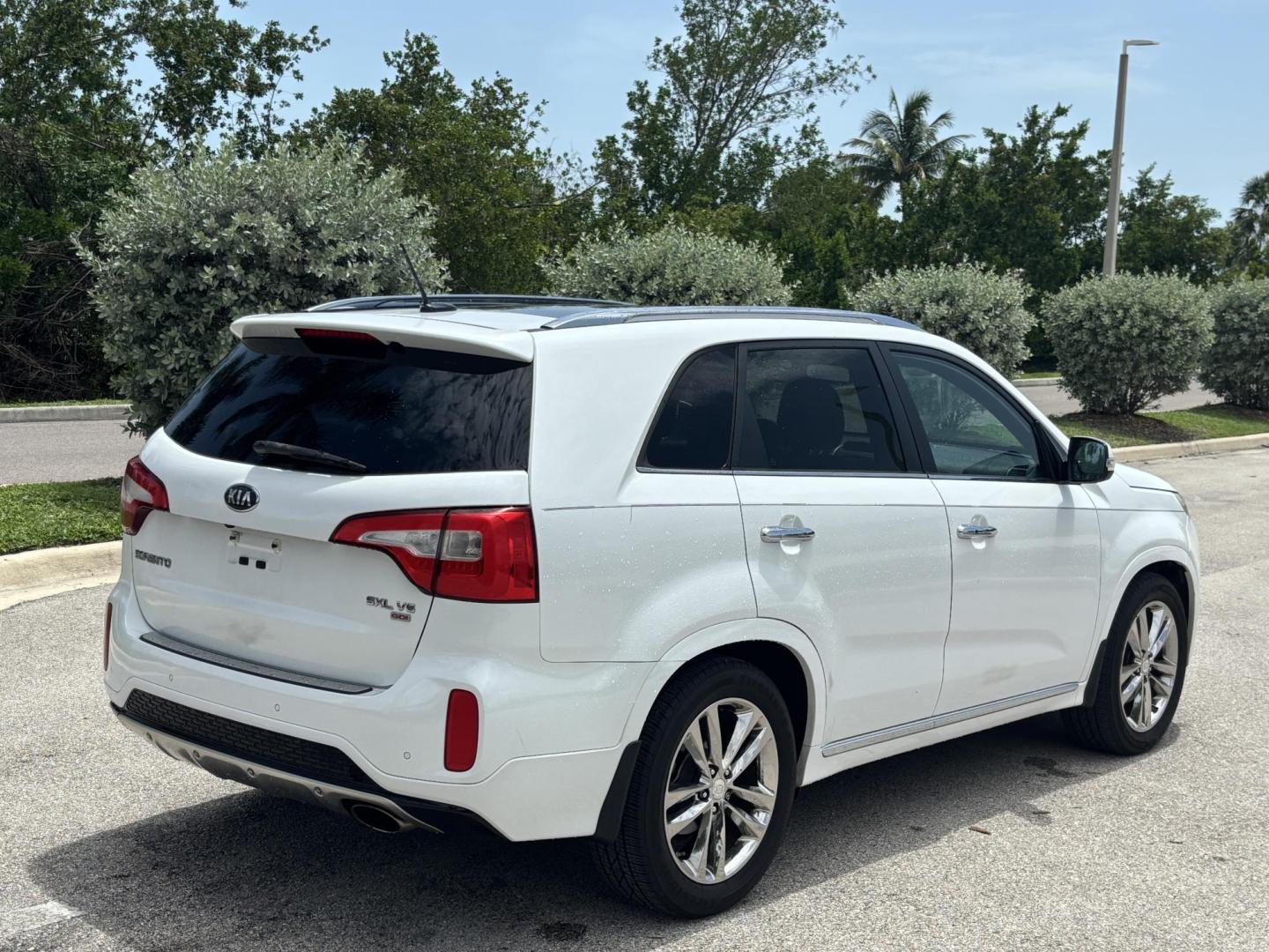 2014 WHITE /BLACK Kia Sorento SX V6 FWD (5XYKW4A72EG) with an 3.3L V6 DOHC 24V engine, 6-Speed Automatic transmission, located at 11170 Summerlin Square Dr., Fort Myers Beach, FL, 33931, (239) 999-7777, 26.493546, -81.941628 - Photo#6