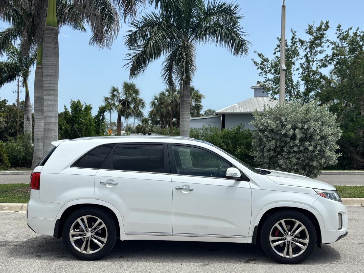 2014 WHITE /BLACK Kia Sorento SX V6 FWD (5XYKW4A72EG) with an 3.3L V6 DOHC 24V engine, 6-Speed Automatic transmission, located at 11170 Summerlin Square Dr., Fort Myers Beach, FL, 33931, (239) 999-7777, 26.493546, -81.941628 - Photo#3