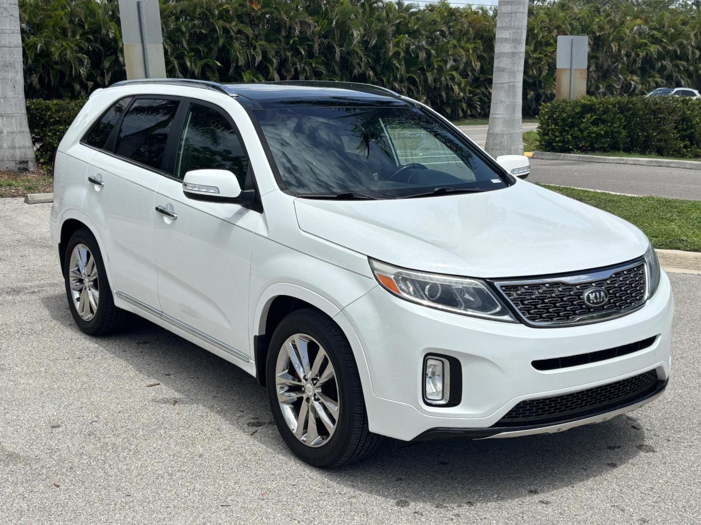 2014 WHITE /BLACK Kia Sorento SX V6 FWD (5XYKW4A72EG) with an 3.3L V6 DOHC 24V engine, 6-Speed Automatic transmission, located at 11170 Summerlin Square Dr., Fort Myers Beach, FL, 33931, (239) 999-7777, 26.493546, -81.941628 - Photo#2