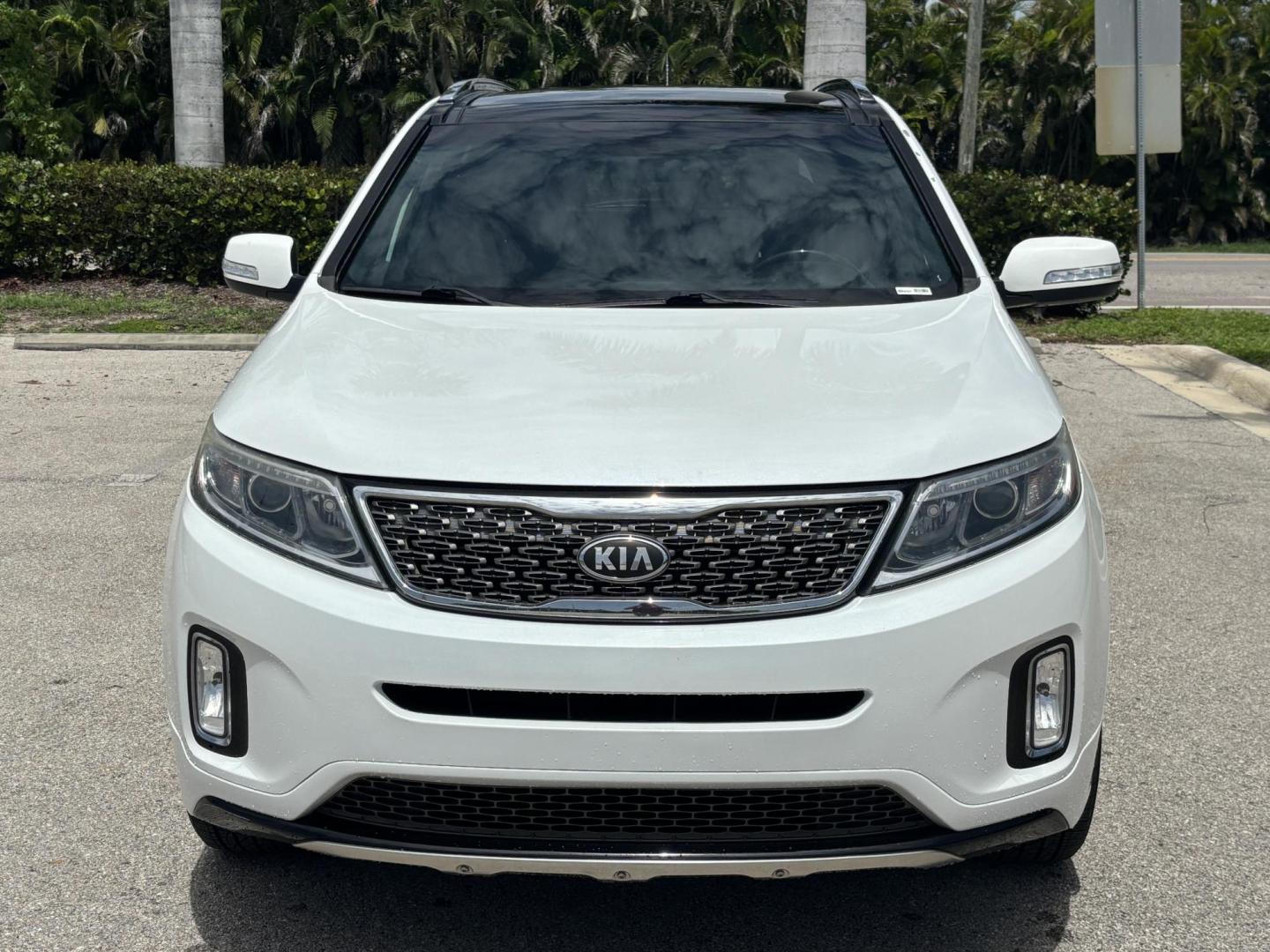 2014 WHITE /BLACK Kia Sorento SX V6 FWD (5XYKW4A72EG) with an 3.3L V6 DOHC 24V engine, 6-Speed Automatic transmission, located at 11170 Summerlin Square Dr., Fort Myers Beach, FL, 33931, (239) 999-7777, 26.493546, -81.941628 - Photo#1