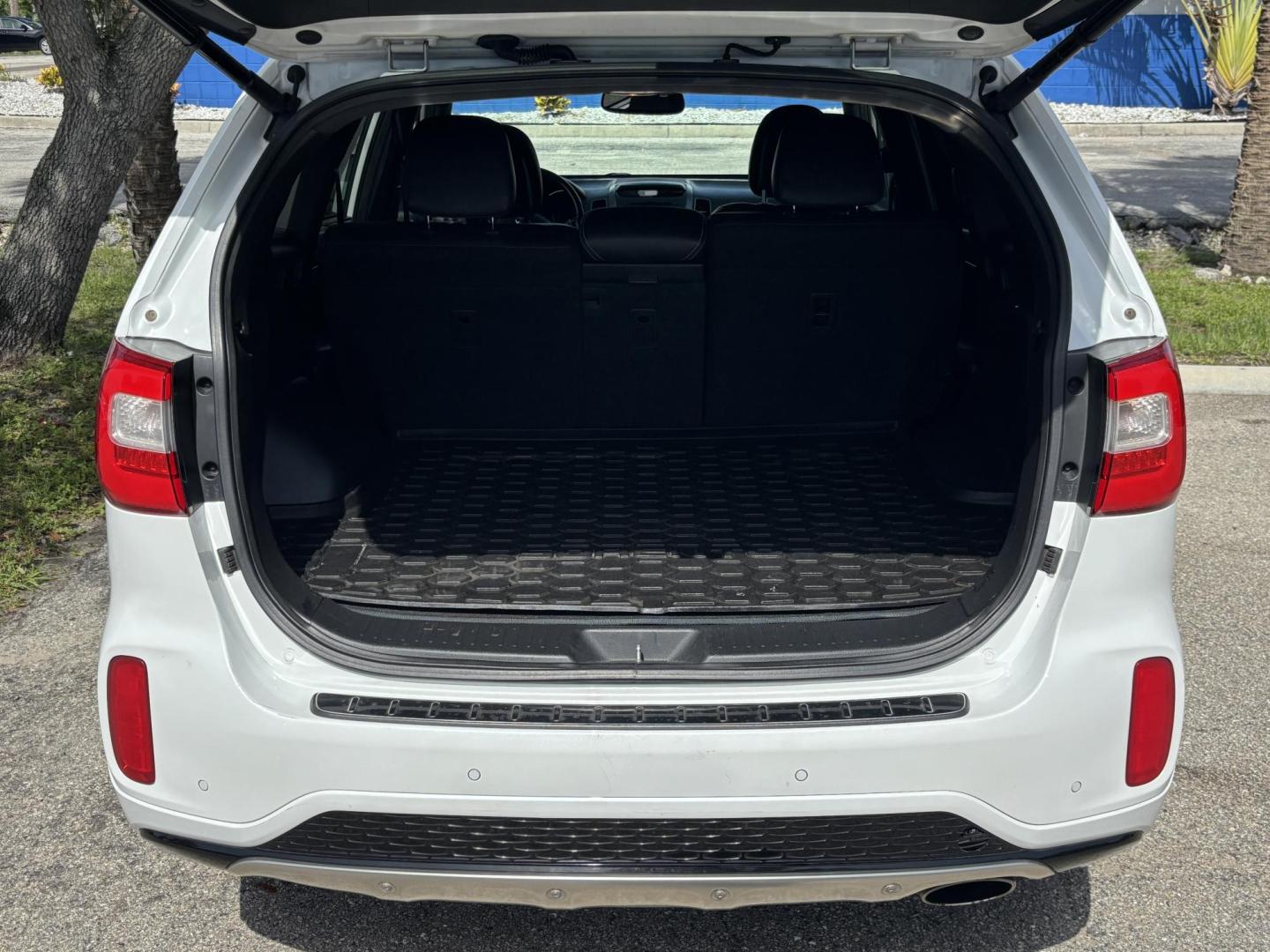 2014 WHITE /BLACK Kia Sorento SX V6 FWD (5XYKW4A72EG) with an 3.3L V6 DOHC 24V engine, 6-Speed Automatic transmission, located at 11170 Summerlin Square Dr., Fort Myers Beach, FL, 33931, (239) 999-7777, 26.493546, -81.941628 - Photo#44