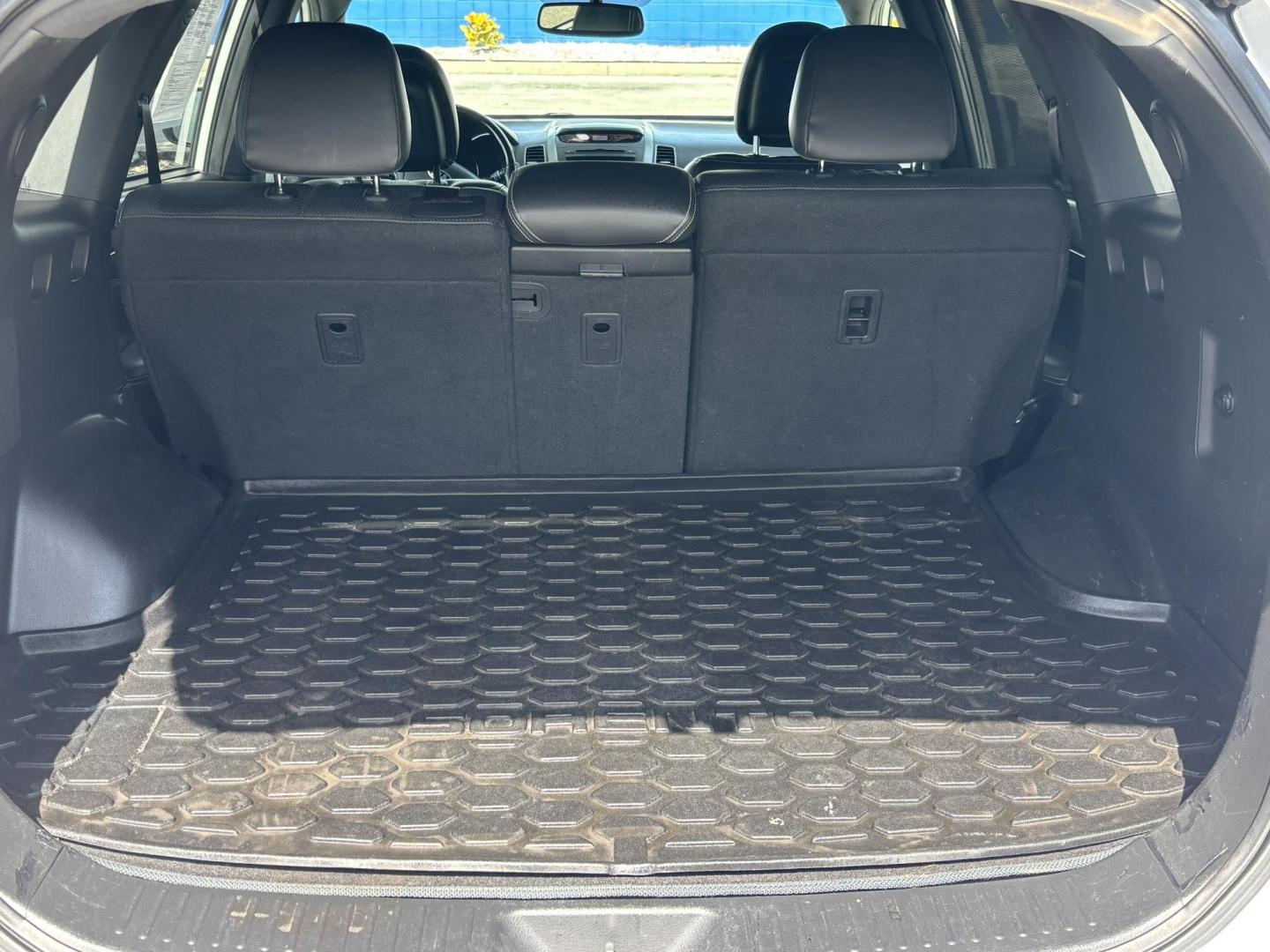 2014 WHITE /BLACK Kia Sorento SX V6 FWD (5XYKW4A72EG) with an 3.3L V6 DOHC 24V engine, 6-Speed Automatic transmission, located at 11170 Summerlin Square Dr., Fort Myers Beach, FL, 33931, (239) 999-7777, 26.493546, -81.941628 - Photo#45