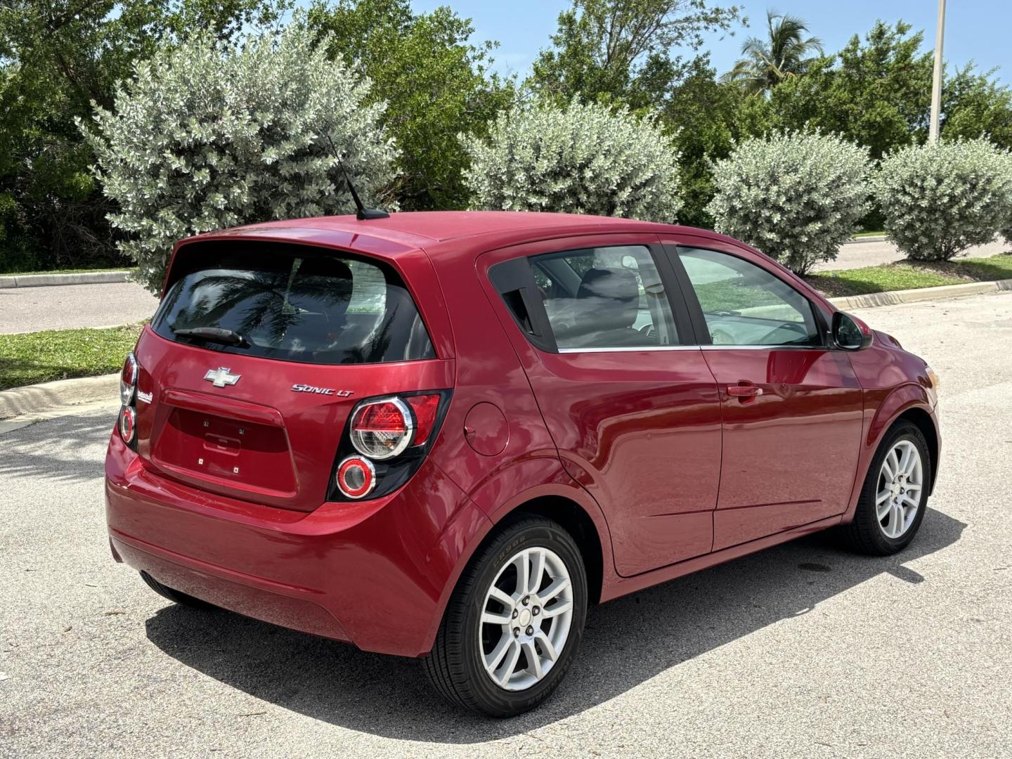 2013 RED /DARK GRAY Chevrolet Sonic LT Auto 5-Door (1G1JC6SH1D4) with an 1.8L L4 DOHC 24V FFV engine, 6-Speed Automatic transmission, located at 11170 Summerlin Square Dr., Fort Myers Beach, FL, 33931, (239) 999-7777, 26.493546, -81.941628 - We have financing available and we accept trades! Fill out a credit application on our website or come by today! If you have any questions, give us a call at (239) 999 - 7777 or visit our website at firstautocredit.com. 11170 Summerlin Square Dr, Fort Myers Beach, FL 33931 Carfax 2 Owner M - Photo#6