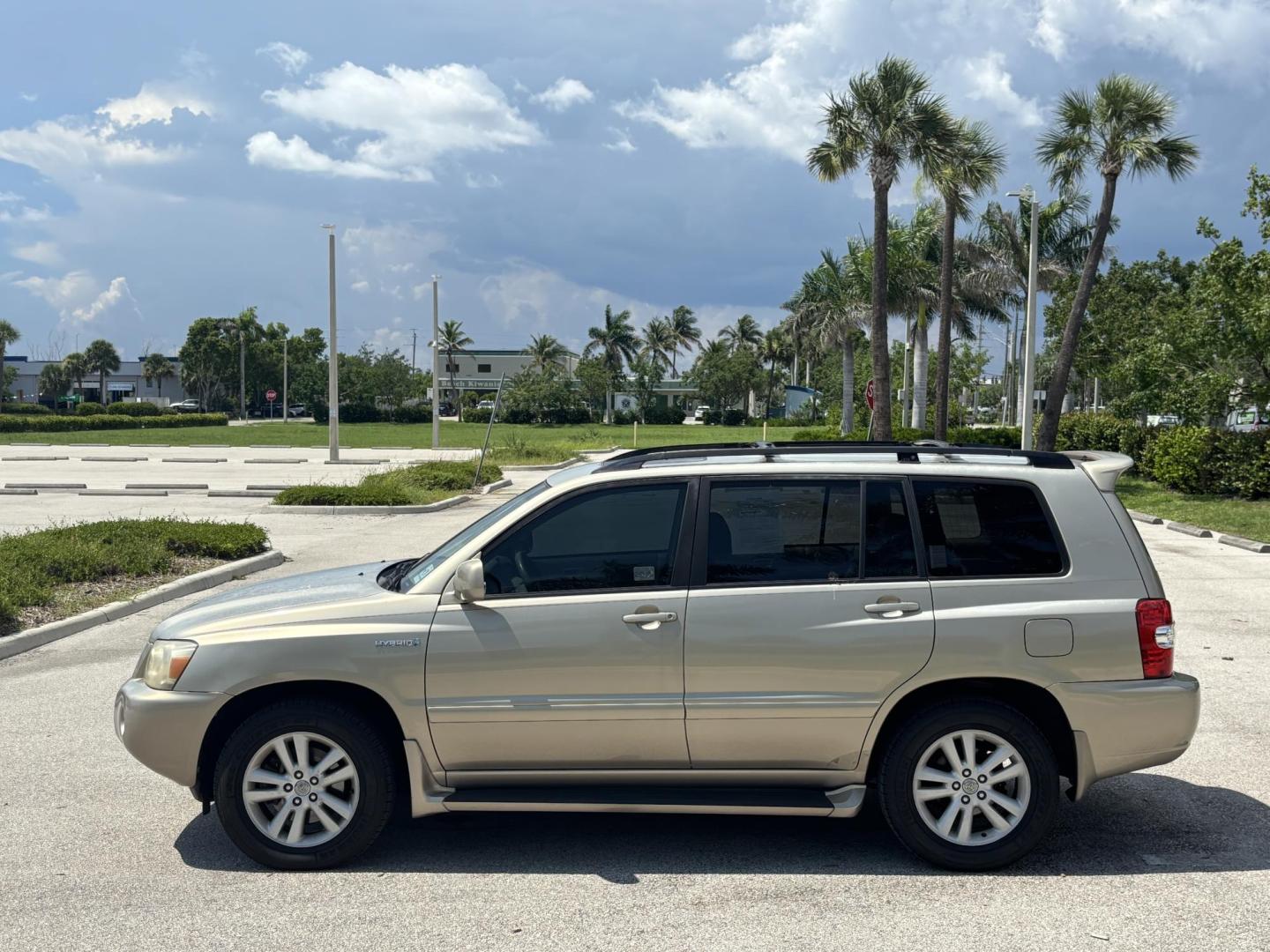 2007 GOLD Toyota Highlander Hybrid 2WD (JTEGW21A570) with an 3.3L V6 DOHC 24V HYBRID engine, CVT transmission, located at 11170 Summerlin Square Dr., Fort Myers Beach, FL, 33931, (239) 999-7777, 26.493546, -81.941628 - Photo#7