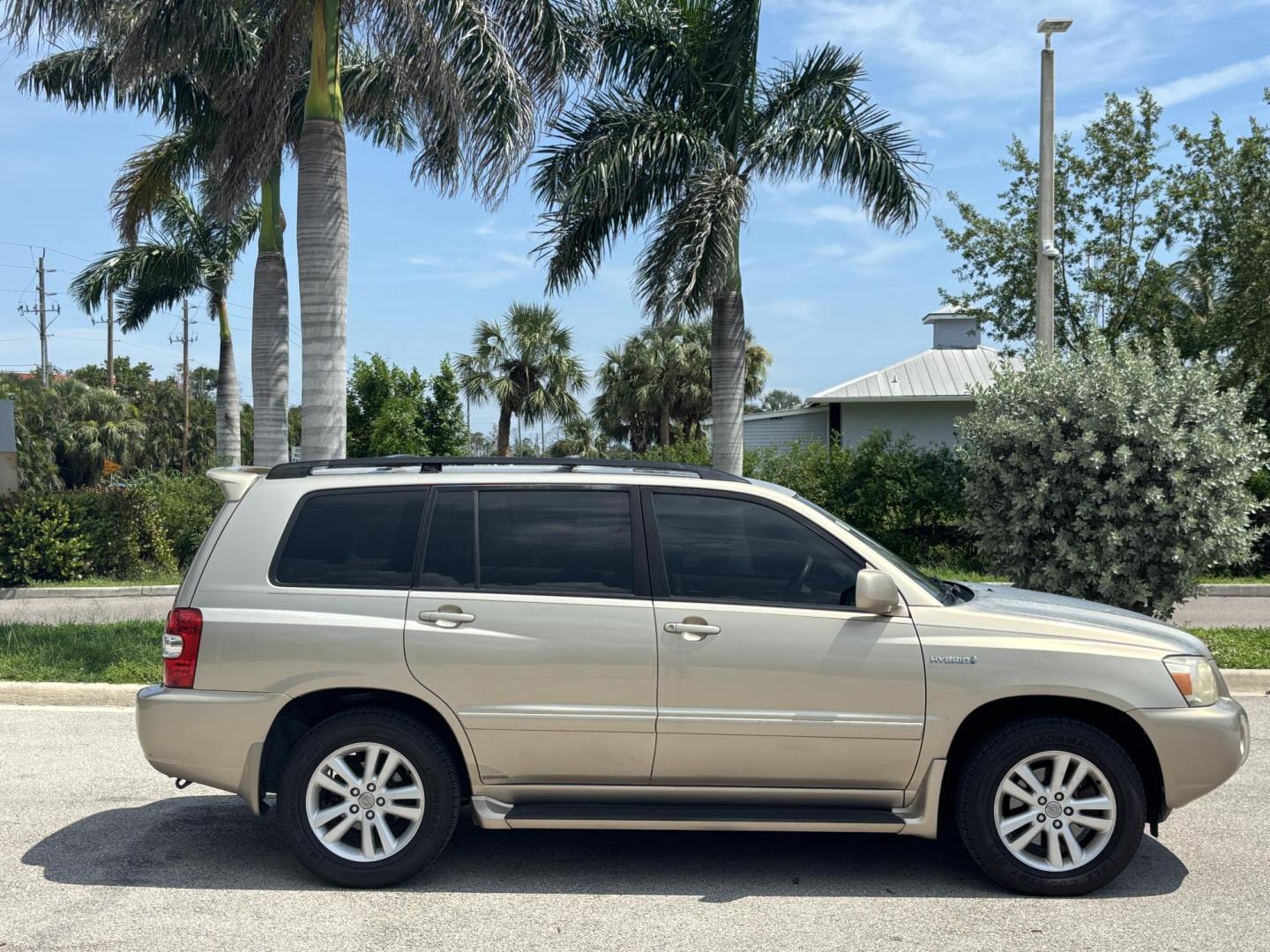 2007 GOLD Toyota Highlander Hybrid 2WD (JTEGW21A570) with an 3.3L V6 DOHC 24V HYBRID engine, CVT transmission, located at 11170 Summerlin Square Dr., Fort Myers Beach, FL, 33931, (239) 999-7777, 26.493546, -81.941628 - Photo#3